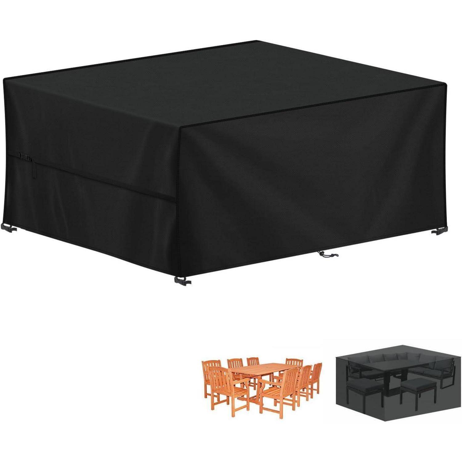 Schwarze, schützende Outdoor-Möbelbezug mit verstellbaren Riemen über einem Esstisch und Stuhlset, in Holz- und abgedeckter Version gezeigt.