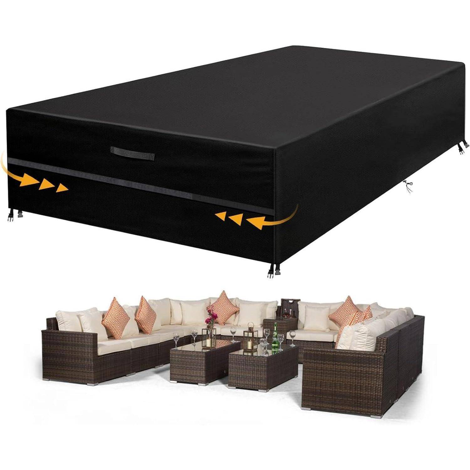 Rechteckige schwarze Abdeckung über einer Outdoor-Ecksofa-Garnitur mit cremefarbenen Kissen und braunem Geflecht-Rahmen. Pfeile auf der Abdeckung zeigen die Abdeckung an.