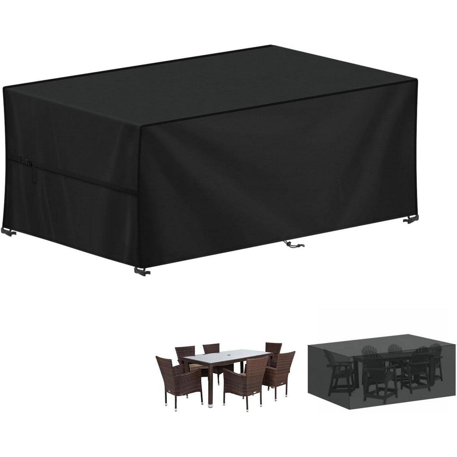 Eine schwarze Möbelabdeckung ist zu sehen, die einen rechteckigen Outdoor-Tisch mit Stühlen bedeckt. Darunter sind der Tisch und die Stühle sowohl ohne als auch mit der Abdeckung zu sehen.