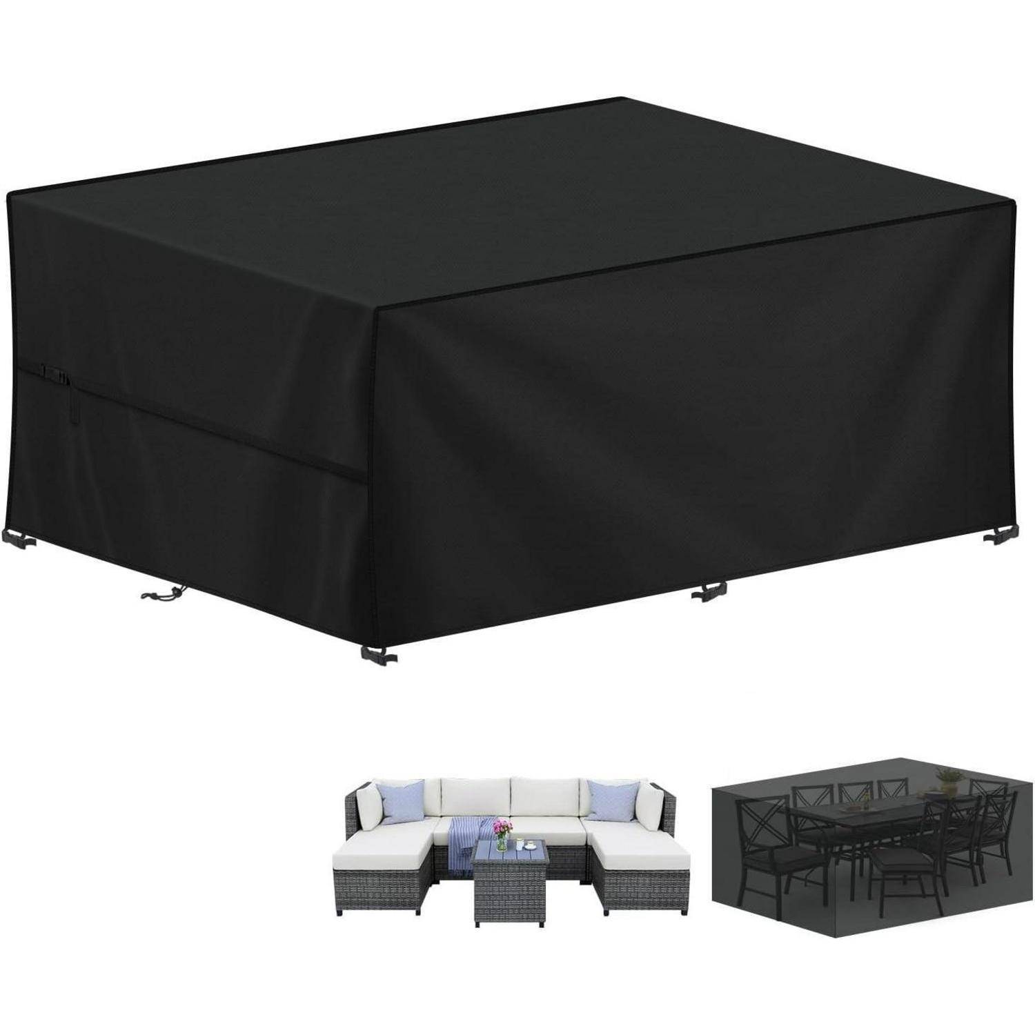 Schwarze Outdoor-Möbelabdeckung, die ein Patio-Sektionsset und einen Esstisch schützt.