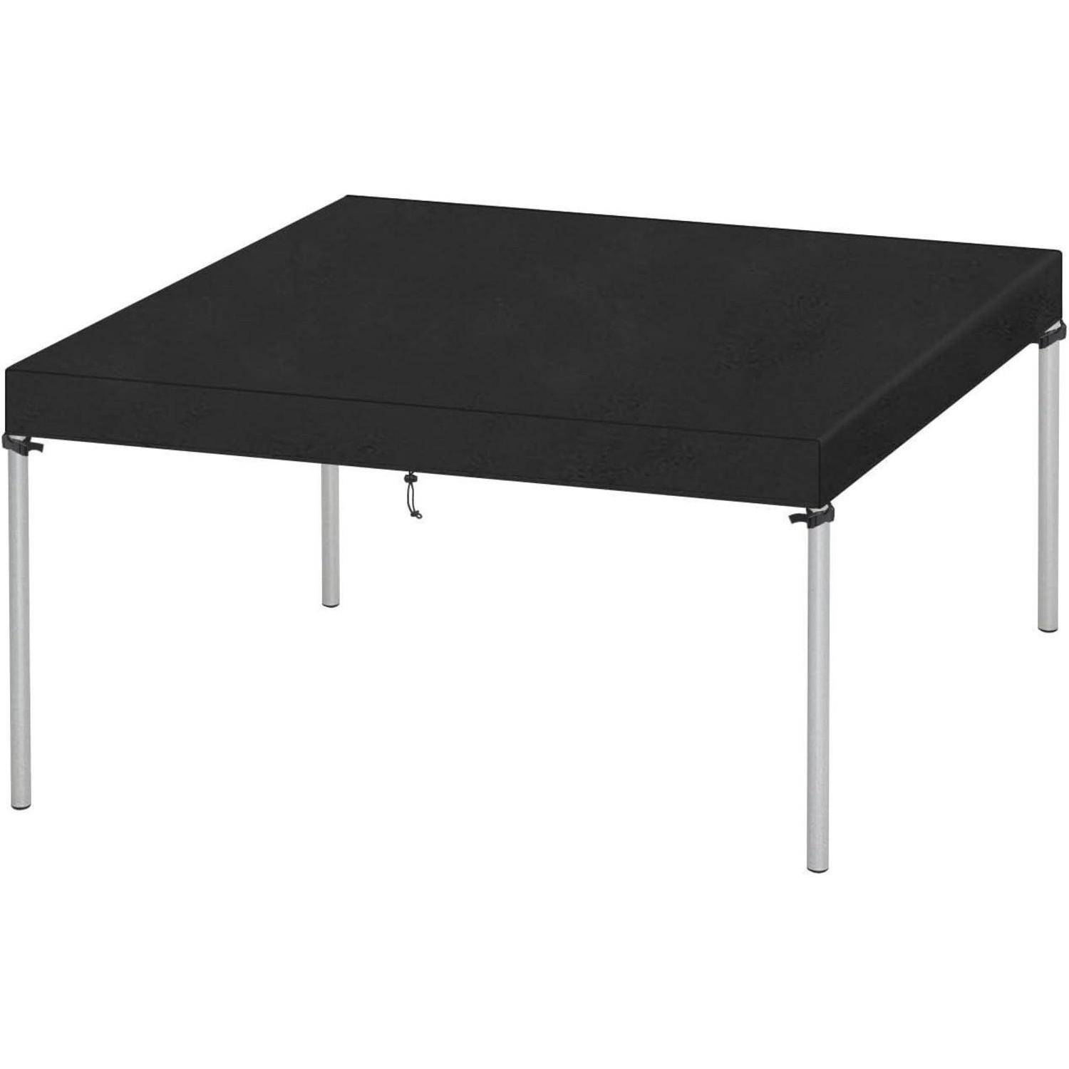 Eine schwarze quadratische Bühnenplattform mit silbernen Beinen, konzipiert für Aufführungen oder Veranstaltungen, aus einem Winkel betrachtet, die ihre robuste Struktur zeigt.