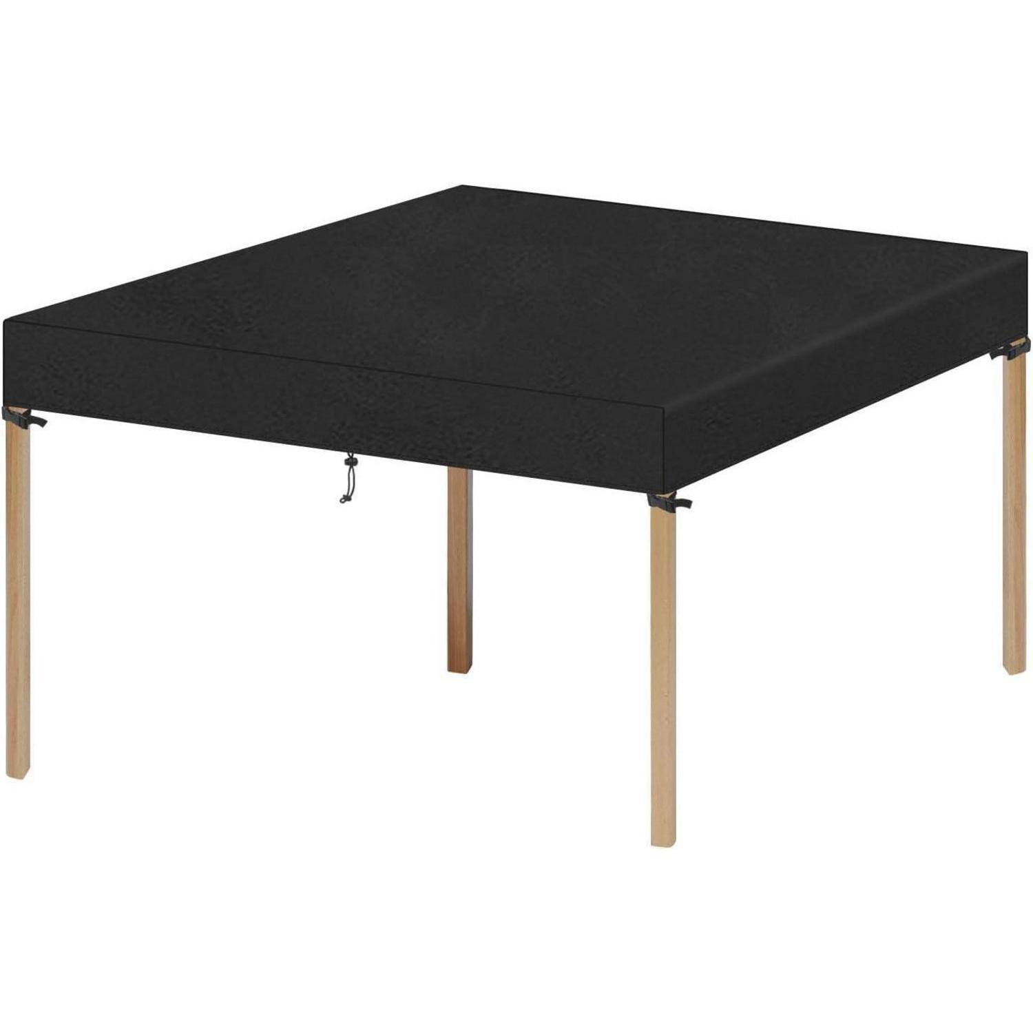Ein quadratischer schwarzer Tisch mit Holzbeinen, von einem leichten Winkel aus gesehen, vor einem weißen Hintergrund.