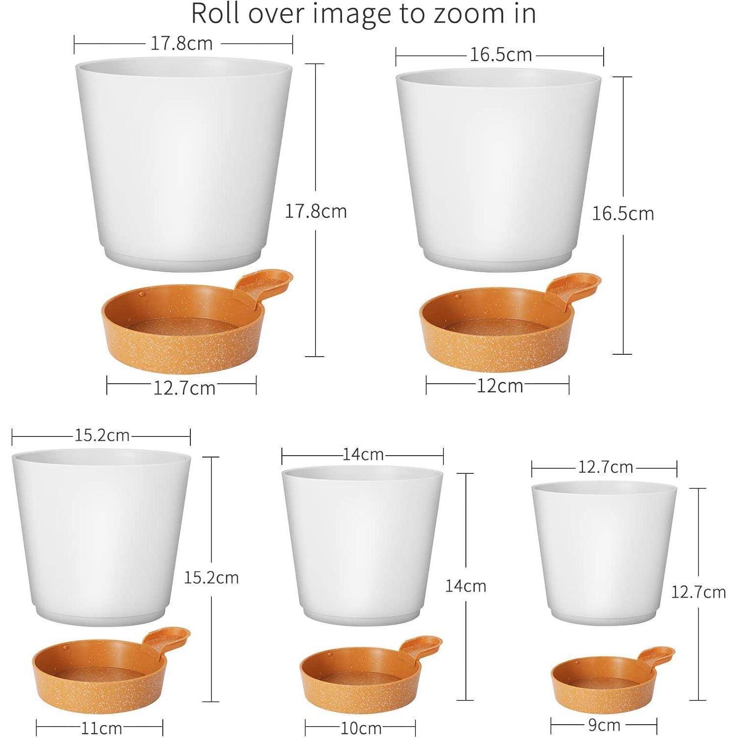 Satz von weißen Pflanzgefäßen mit bronzefarbenen Untersetzen in verschiedenen Größen: 17,8 cm, 15,2 cm, 14 cm und 12,7 cm, jeweils mit passenden Untersetzern.
