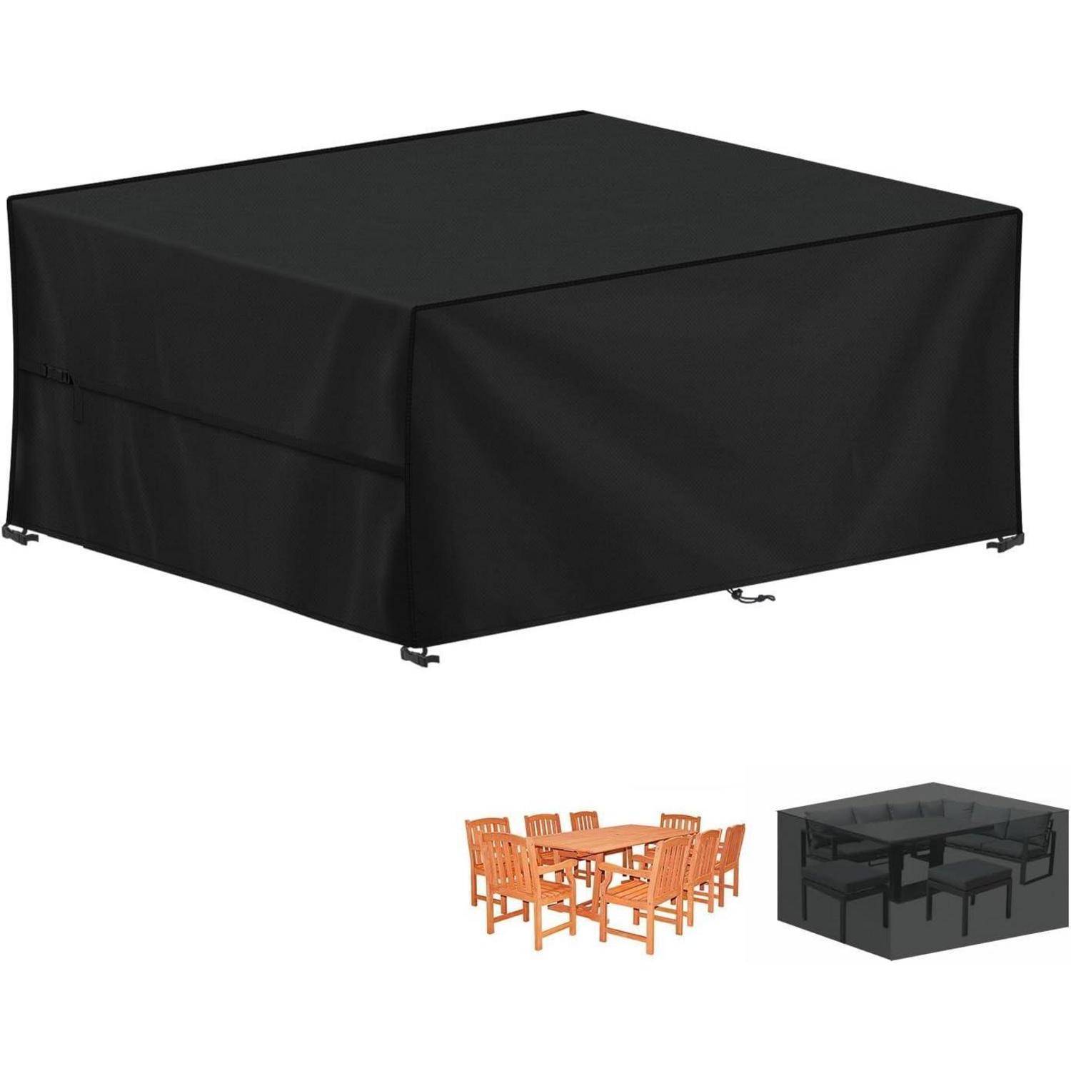 Eine schwarze, quadratische Outdoor-Möbelabdeckung neben Bildern, die zeigen, wie sie einen Holz-Esstisch und eine schwarze Geflecht-Sitzgarnitur schützt.