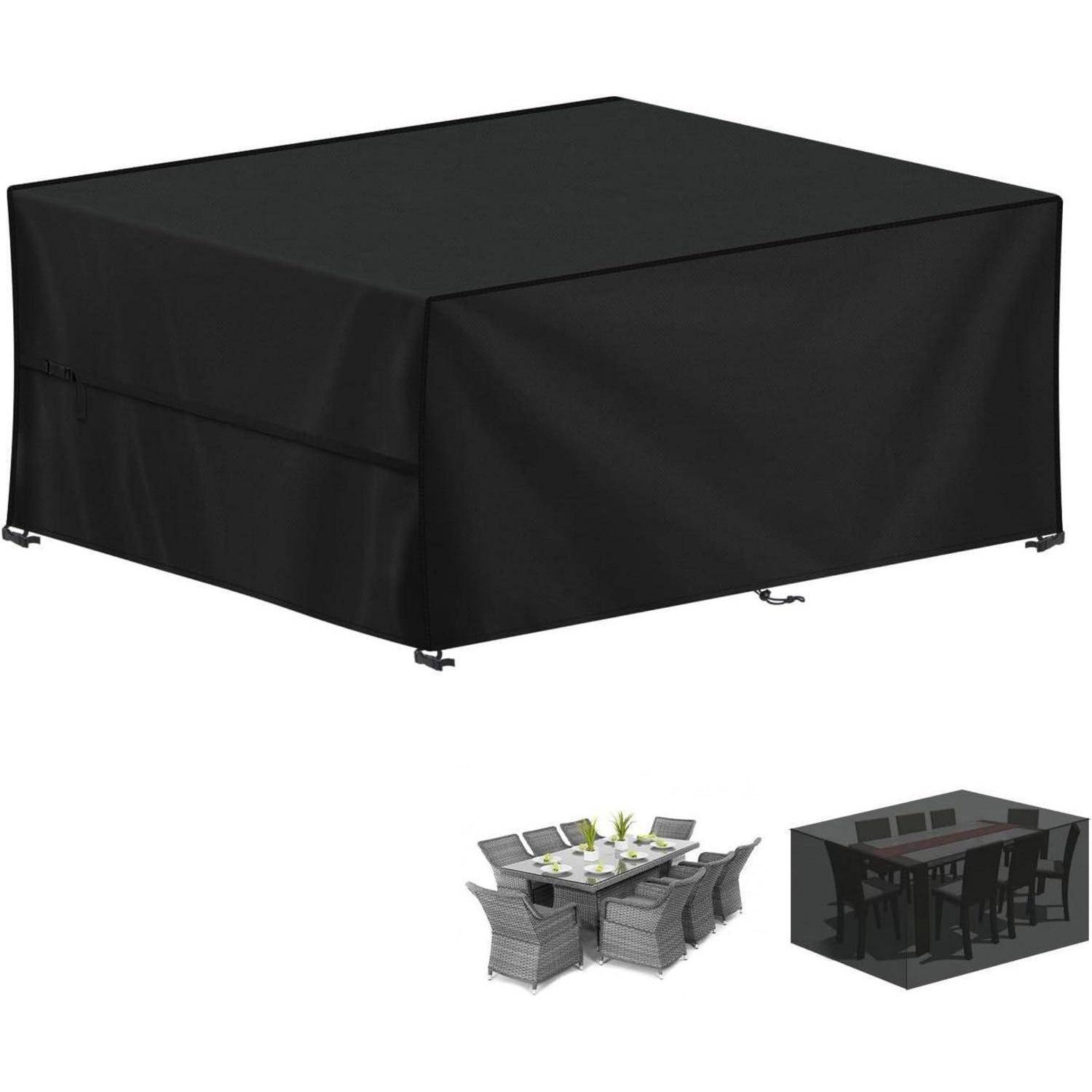 Eine schwarze, rechteckige Abdeckung für Gartenmöbel schützt einen großen Esstisch und Stühle. Zwei eingefügte Bilder zeigen die Möbel mit und ohne die Abdeckung.