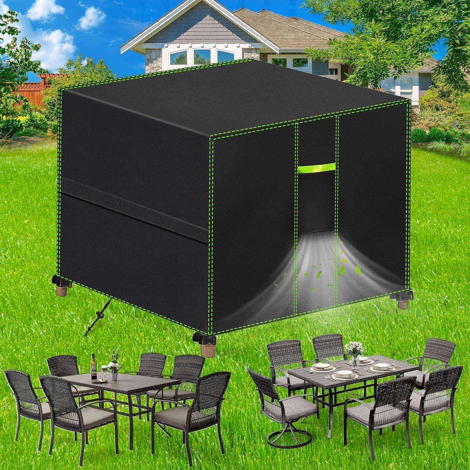 Große schwarze Outdoor-Möbelbezug auf einem grasigen Rasen neben einer Terrassen-Essgruppe für acht Personen. Haus und Bäume sind im Hintergrund sichtbar.