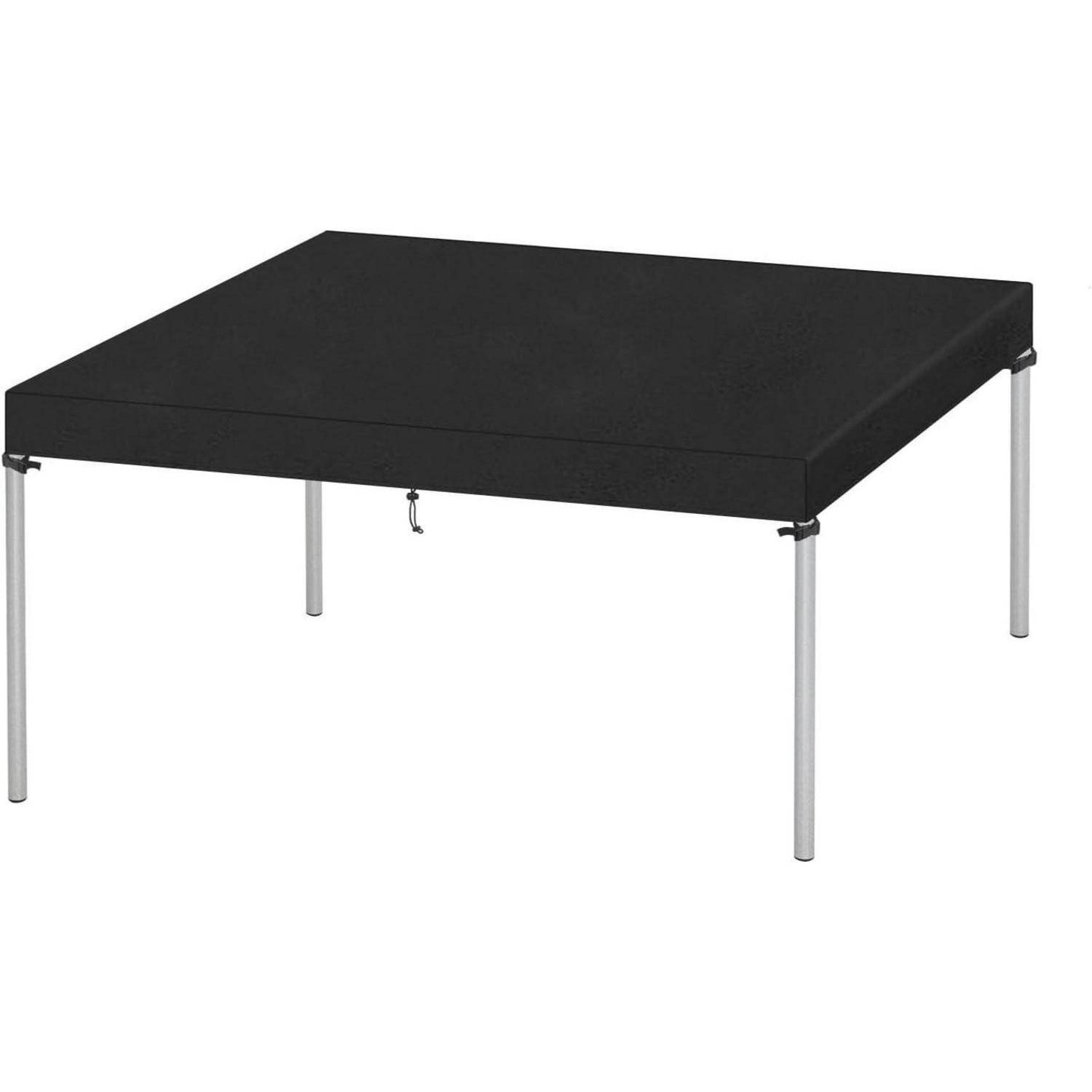 Ein schwarzer quadratischer Tisch mit einer flachen Oberfläche und vier silbernen Beinen.