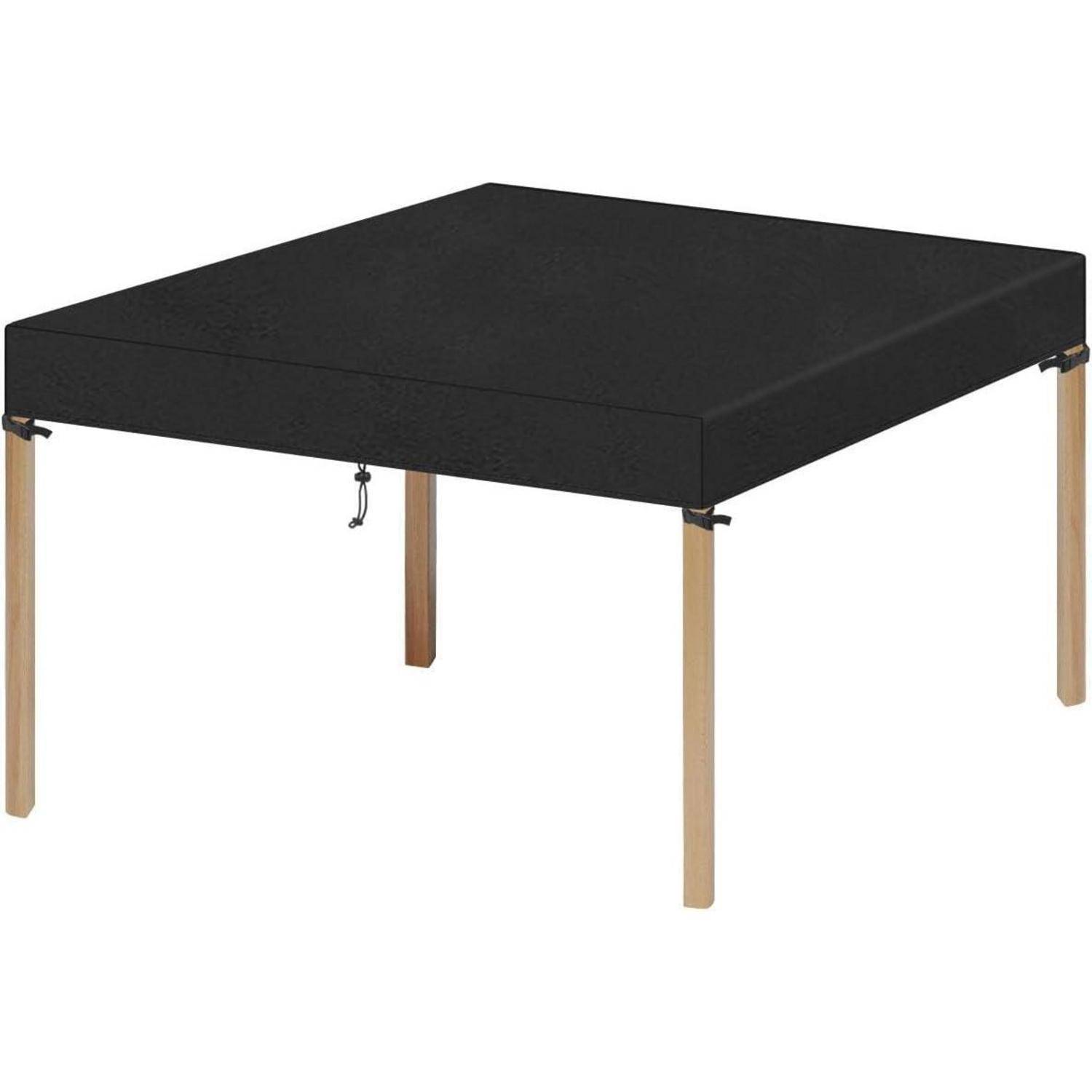 Ein schwarzer quadratischer Tisch mit Holzbeinen.