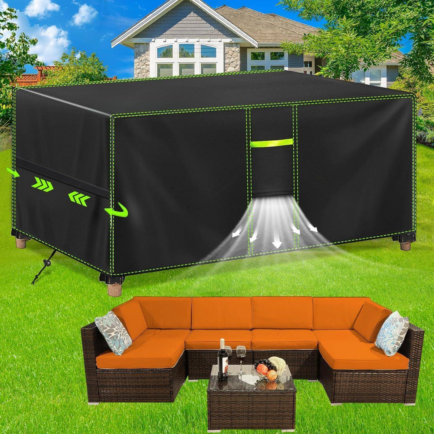 Outdoor-Zeltpavillon mit grüner Einfassung über einem Ecksofa-Set und einem Tisch. Ein modernes Haus und Bäume sind im Hintergrund sichtbar.