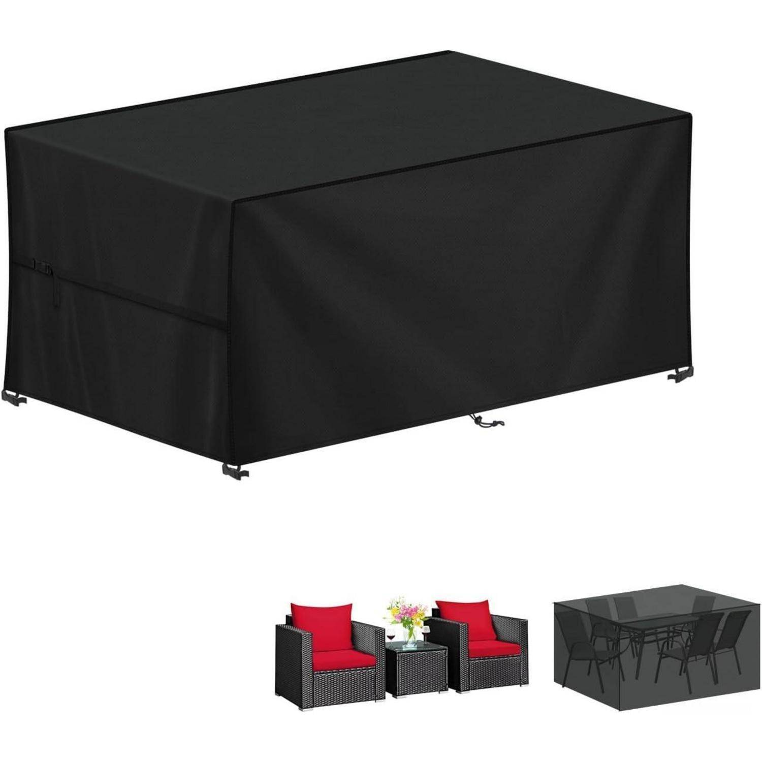 Outdoor-Möbelset, das mit einer schwarzen Schutzabdeckung versehen ist; umfasst zwei gepolsterte rote Stühle, einen kleinen Glastisch und einen Esstisch mit Stühlen.