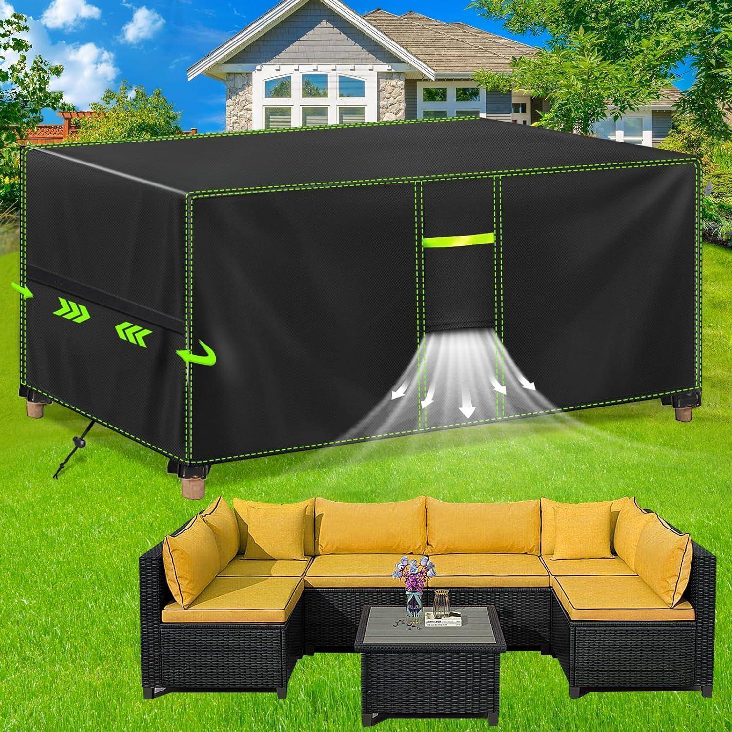 Outdoor-Gartenmöbel-Set, das von einer schwarzen Schutzplane bedeckt ist, aufgestellt in einem üppig grünen Garten mit einem modernen Haus im Hintergrund.