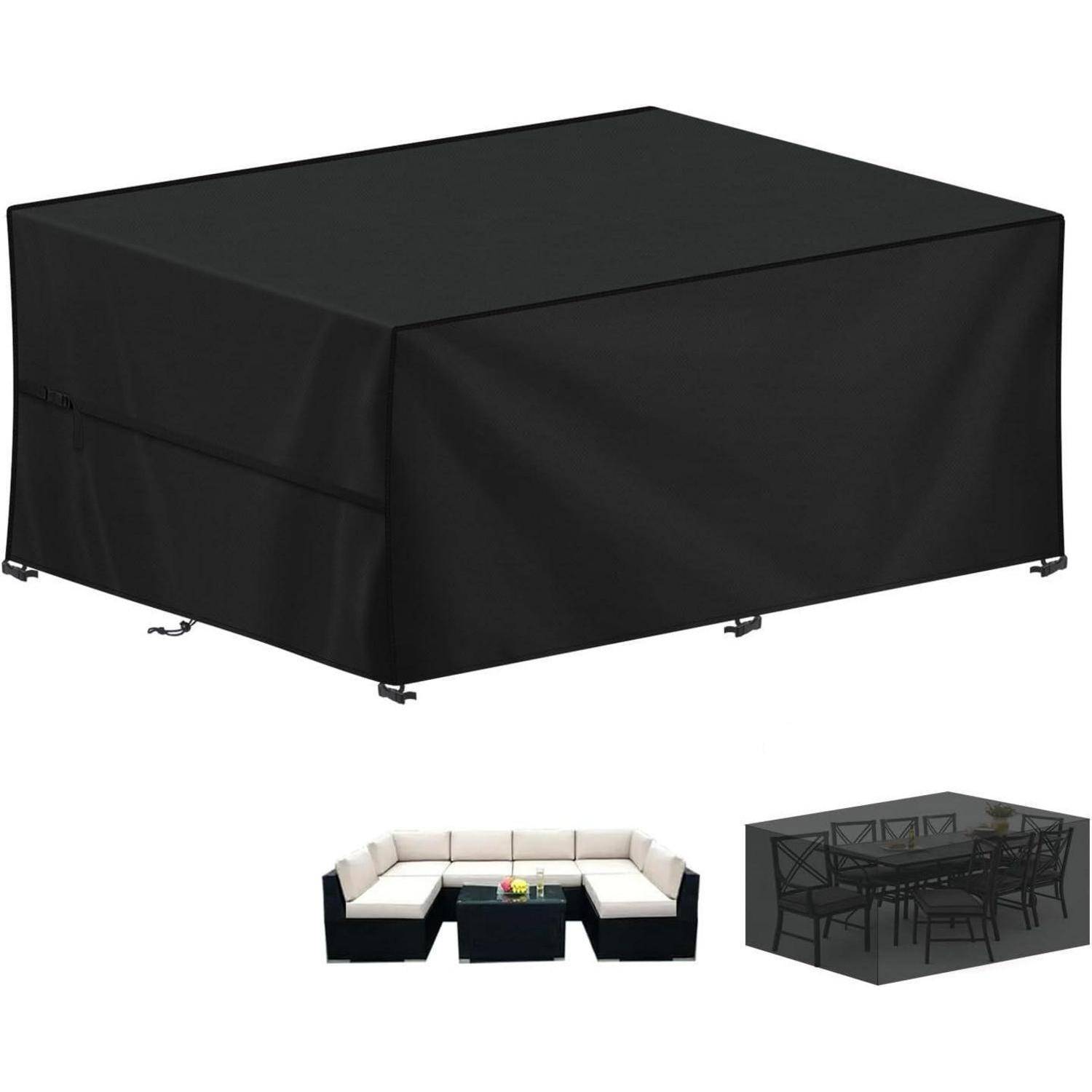 Schwarze Outdoor-Möbelbezüge für ein Sektionssofa und einen Esstisch, die den Schutz von Terrassenmöbeln demonstrieren.