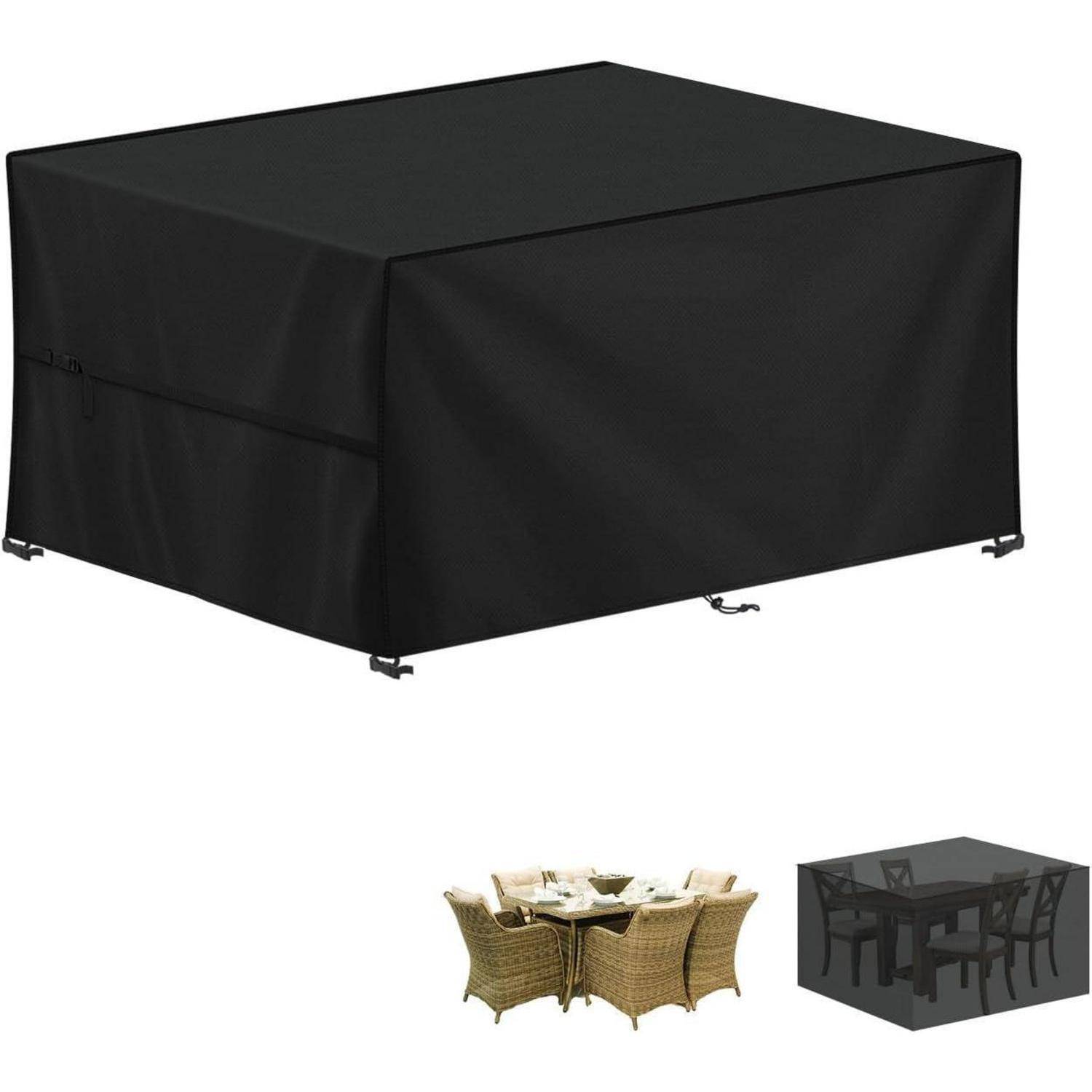 Schwarze Schutzabdeckung für einen rechteckigen Outdoor-Tischsatz, die über einer Rattan-Essgruppe mit Glastisch zu sehen ist.
