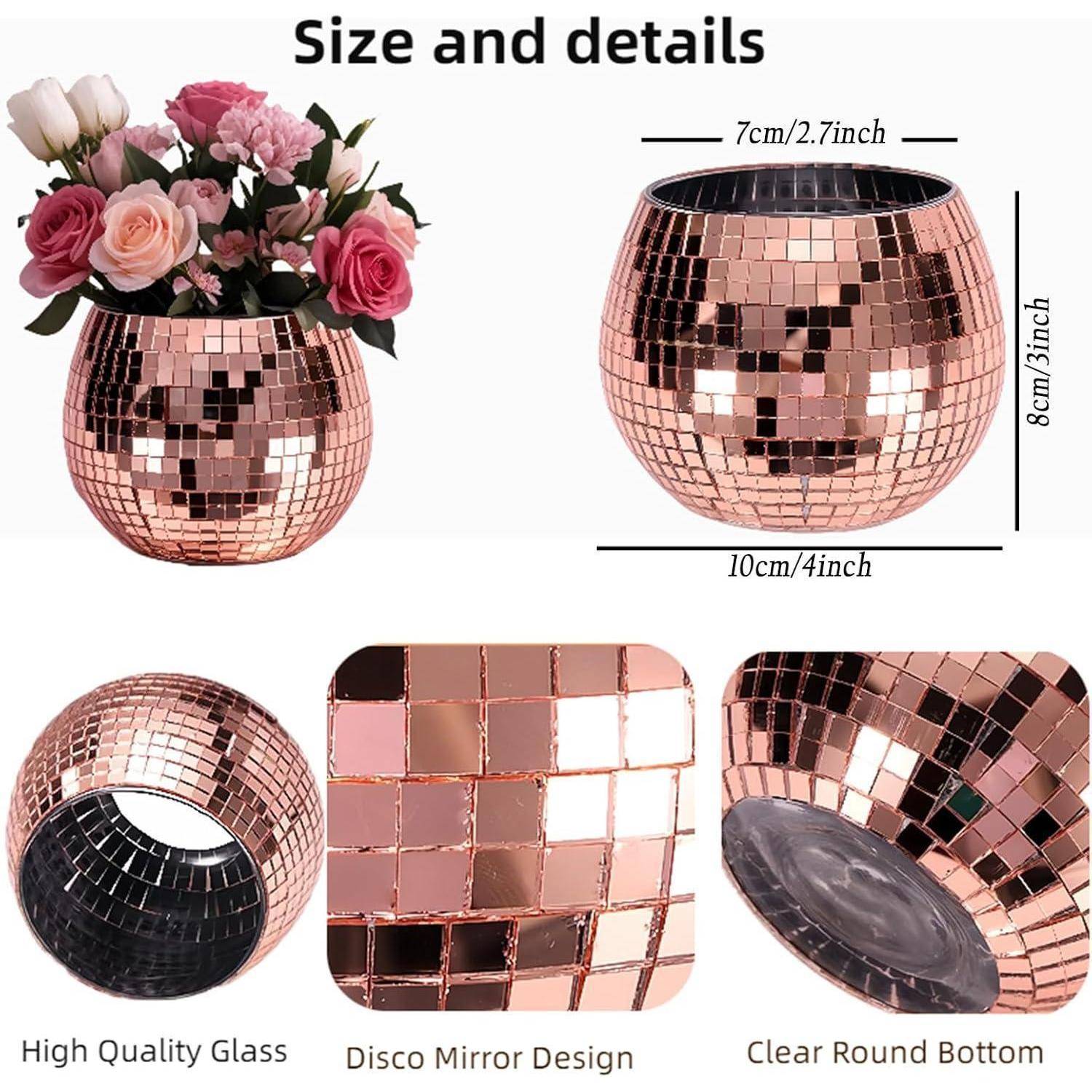 Bild einer Disco-Spiegelvase mit Rosen. Größe: 10 cm breit, 8 cm hoch. Merkmale: hochwertige Glasausführung, Disco-Spiegeldesign, klarer runder Boden.