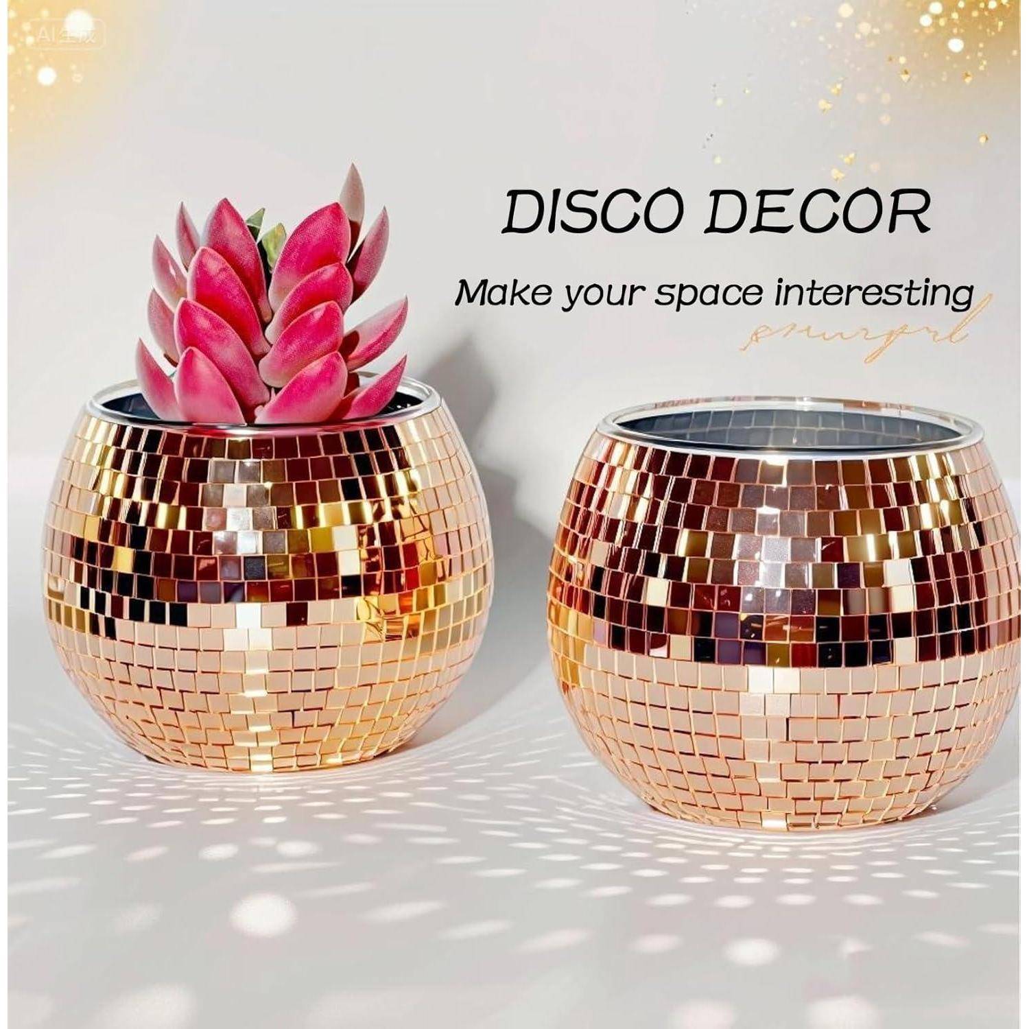 Ein glänzender, Discokugel-artiger Blumentopf mit einer rosa Sukkulente darin, begleitet vom Text 'DISCO DECOR Mach deinen Raum interessant'.