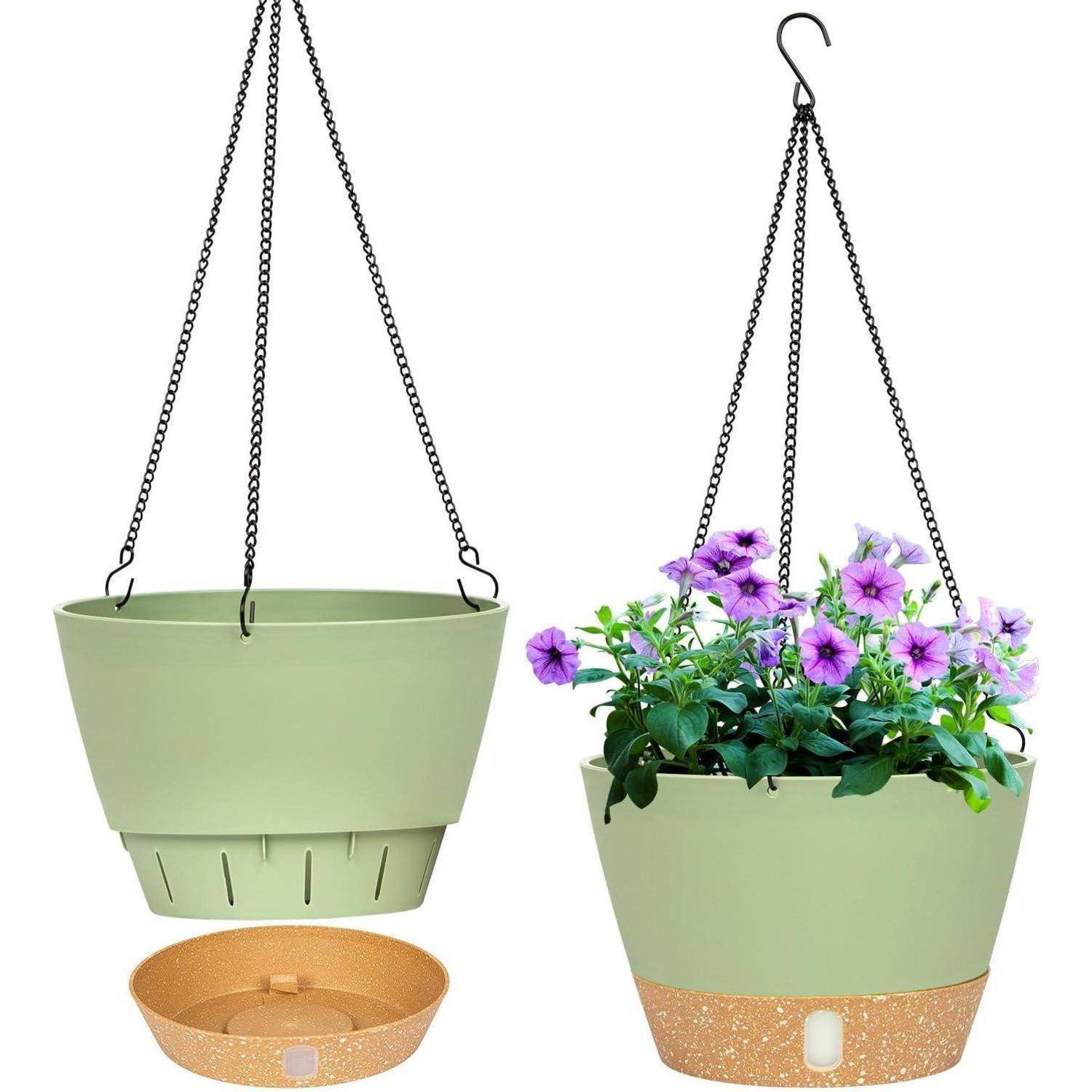 Zwei grüne hängende Blumentöpfe mit schwarzen Ketten. Einer ist leer, während der andere blühende lila Blumen enthält. Darunter eine passende Untertasse.