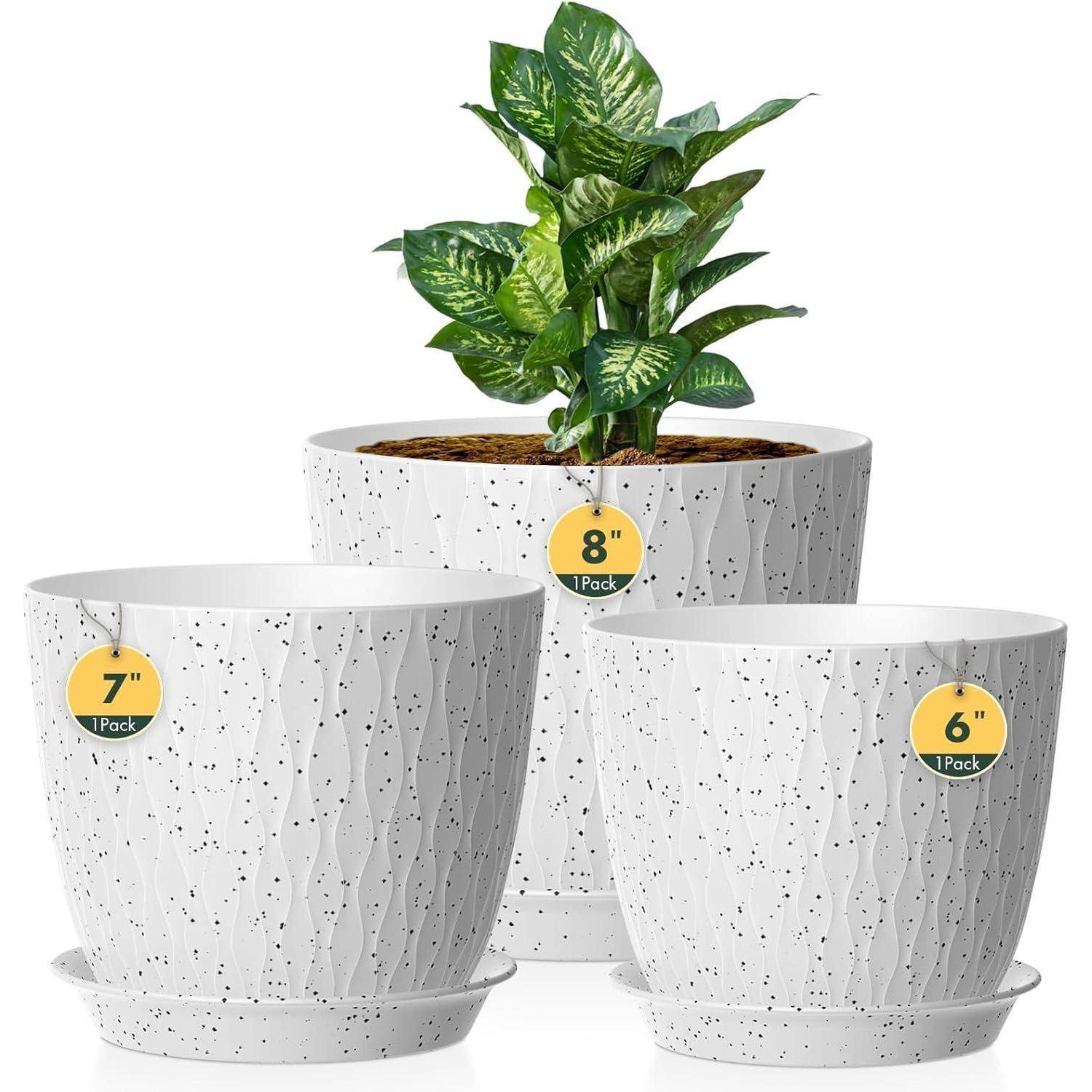 Drei weiße Blumentöpfe mit strukturierten Designs in den Größen 7