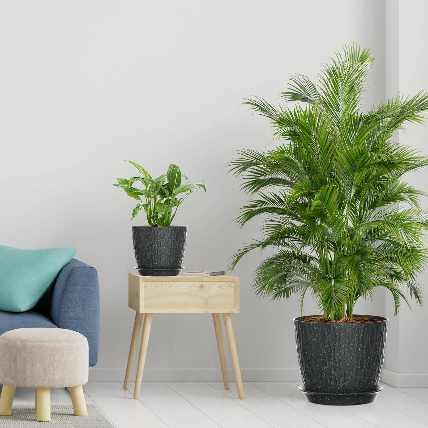 Ein gemütliches Wohnzimmer zeigt ein beiges Sofa mit einem blauen Kissen, einen kleinen Holztisch und zwei grüne Topfpflanzen, die eine frische Atmosphäre schaffen.