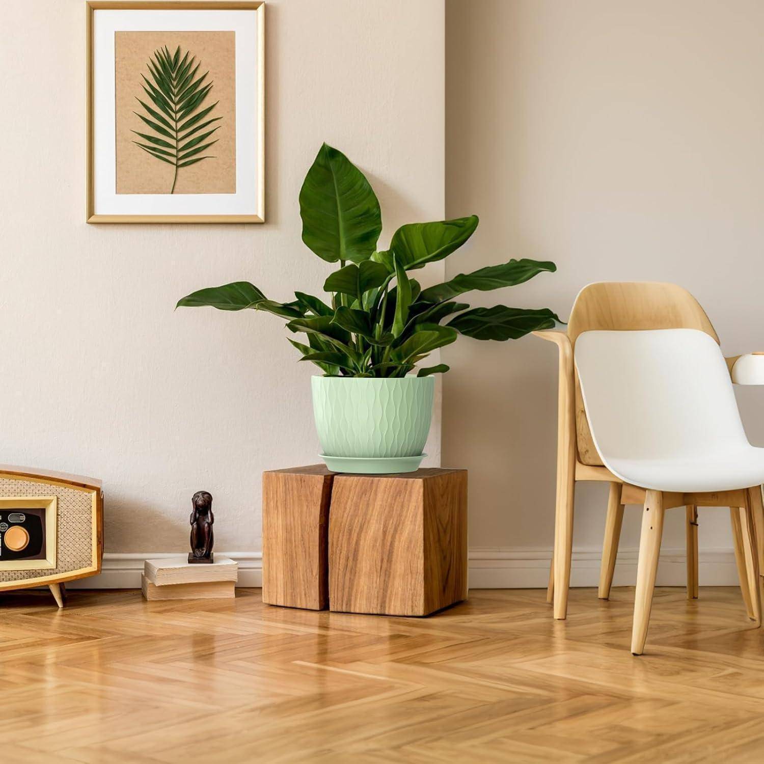 Ein Wohnzimmer mit Holzboden zeigt ein Radio im Mid-Century-Stil, eine Topfpflanze auf einem Holzhocker und einen gerahmten Blattdruck an der Wand.