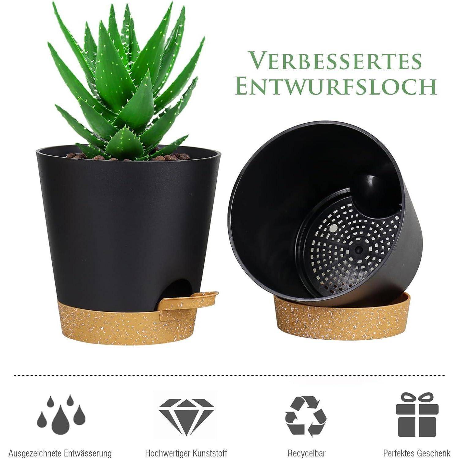 Ein schwarzer Blumentopf mit einer Aloe-Pflanze und einem abgenommenen Tablett zeigt ein verbessertes Entwässerungsdesign. Symbole darunter weisen auf Eigenschaften wie Haltbarkeit und Recyclingfähigkeit hin. Text lautet: 'Verbessertes Entwurfsloch'.