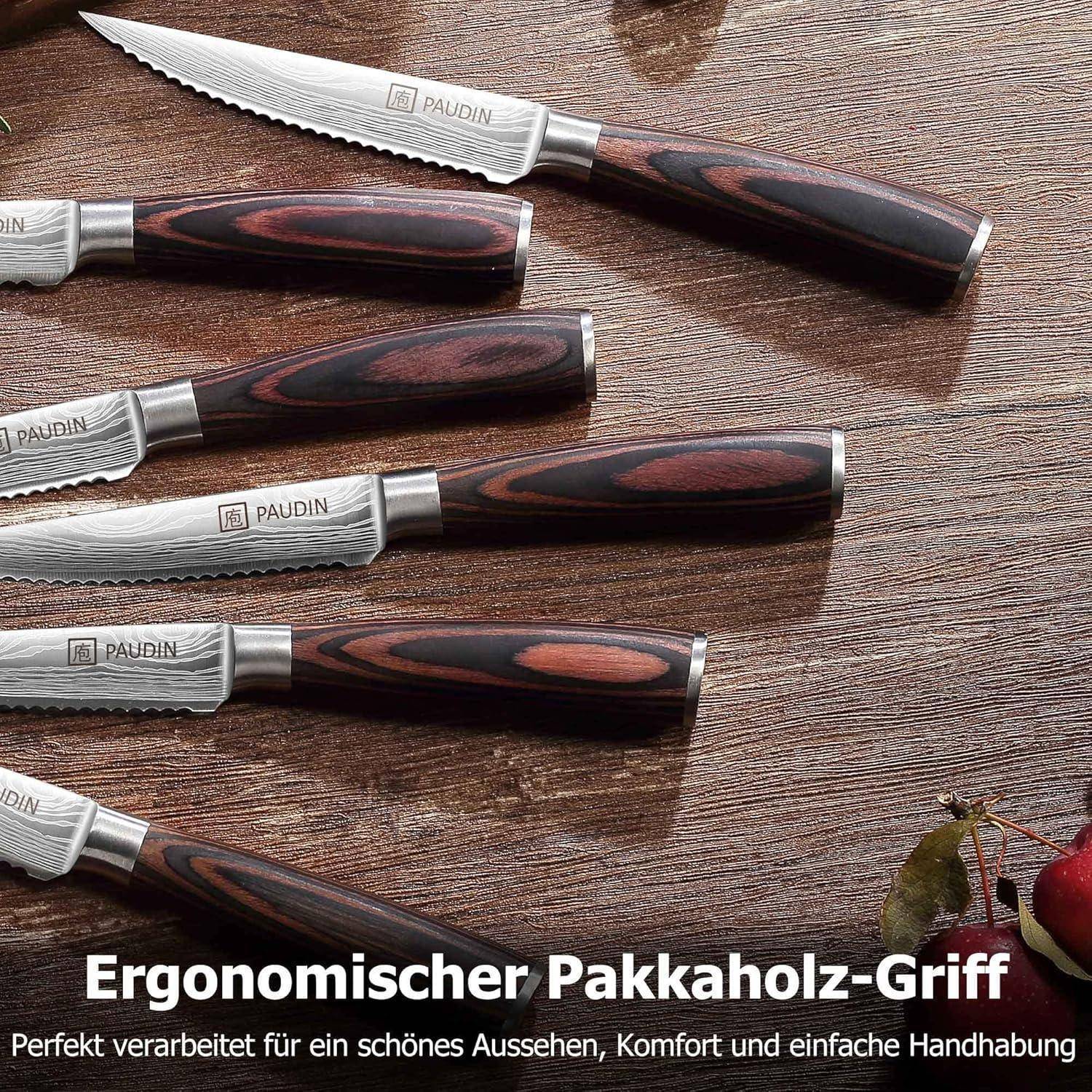 Ein Satz Sägemesser mit dunklen Holzgriffen auf einer Holzoberfläche, beschriftet mit 