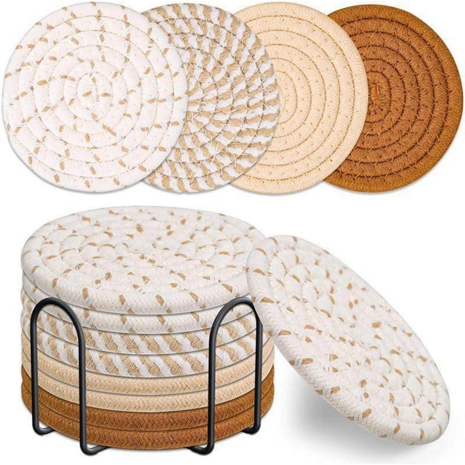 Set von gewebten Untersetzer in hellen und dunklen Erdtönen, präsentiert in einem schwarzen Metallhalter.
