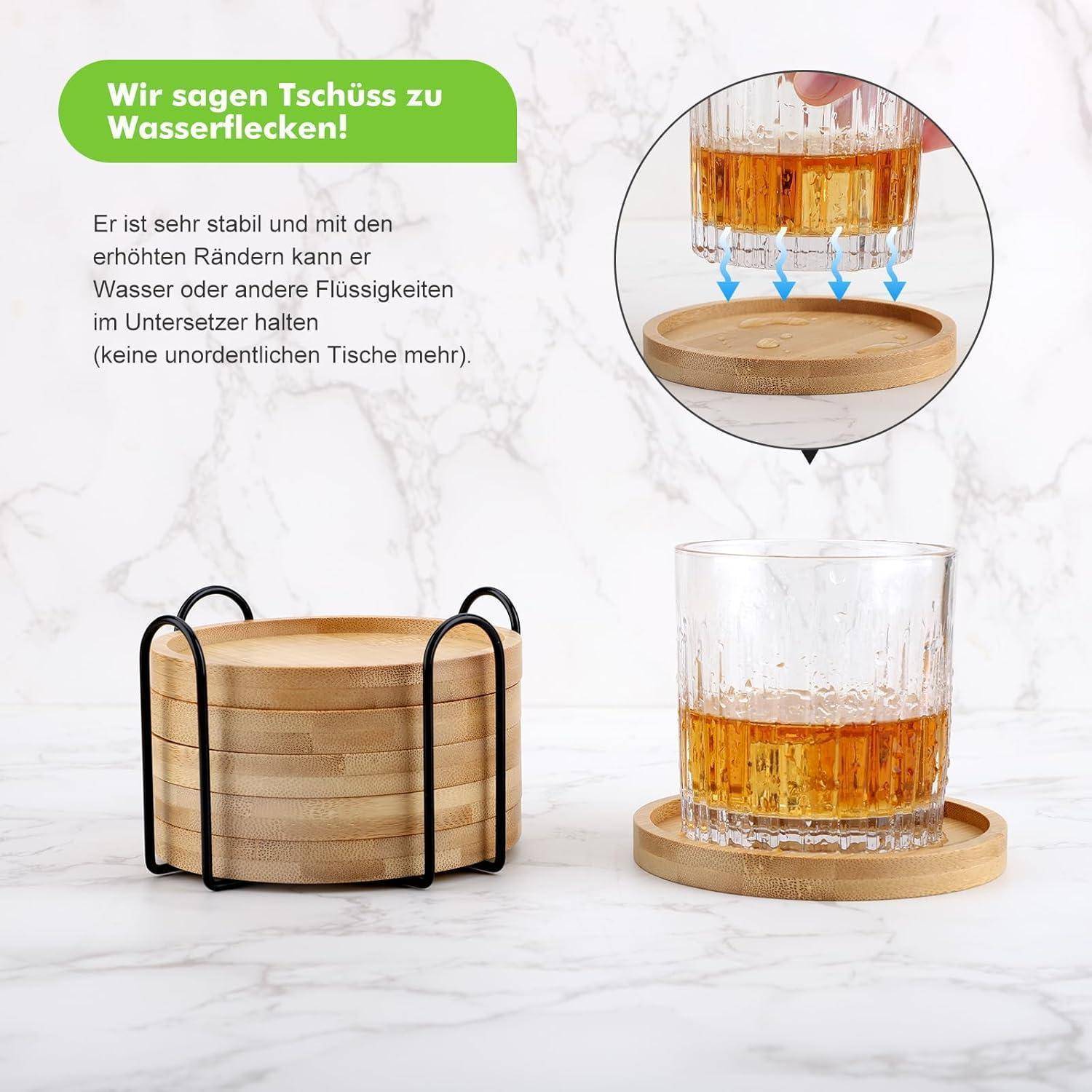 Ein Satz Untersetzer in einem Halter neben einem Glas auf einem Untersetzer, der demonstriert, wie erhöhte Kanten Verschüttungen daran hindern, Oberflächen zu erreichen.