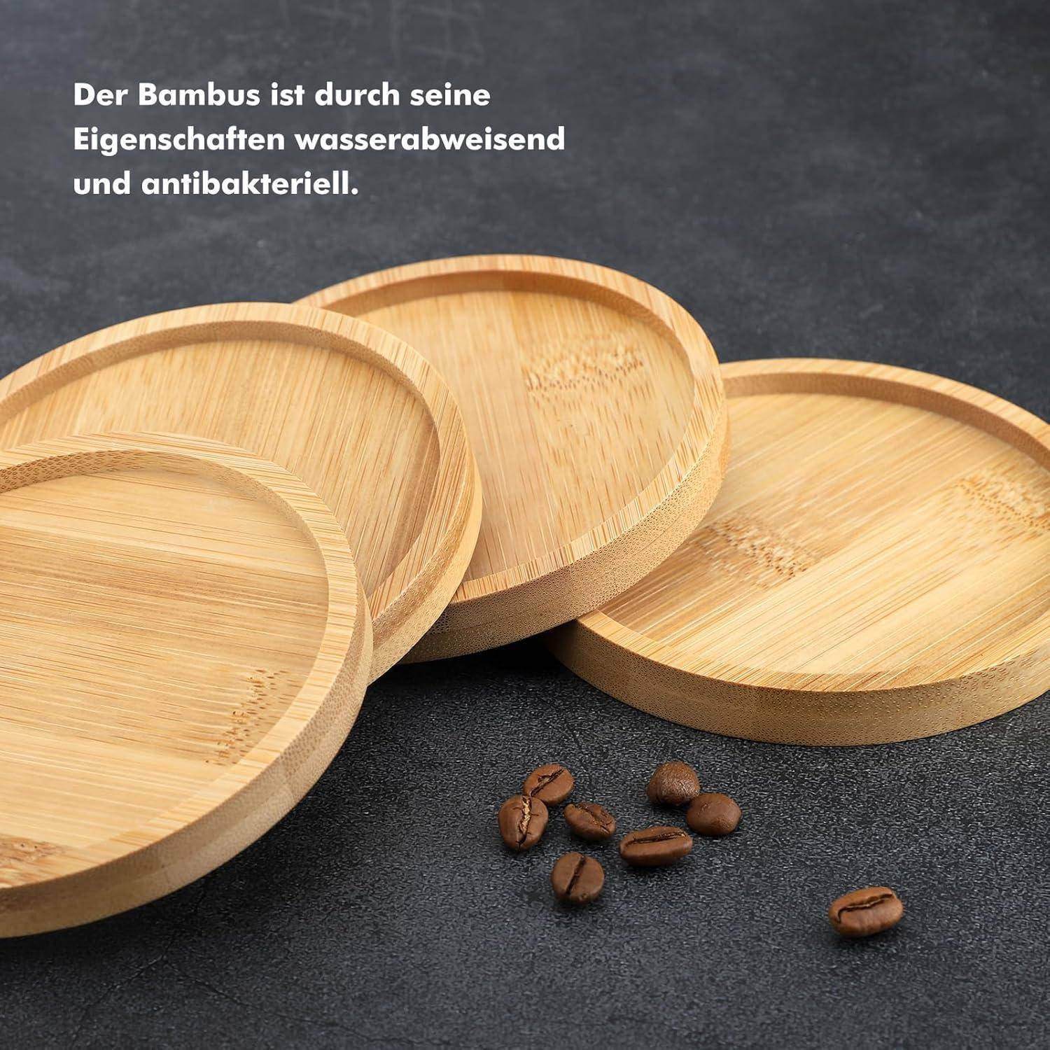 Vier runde Bambus-Untersetzer sind auf einer dunklen Oberfläche gestapelt, mit verstreuten Kaffeebohnen in der Nähe. Der deutsche Text hebt die wasserabweisenden und antibakteriellen Eigenschaften von Bambus hervor.