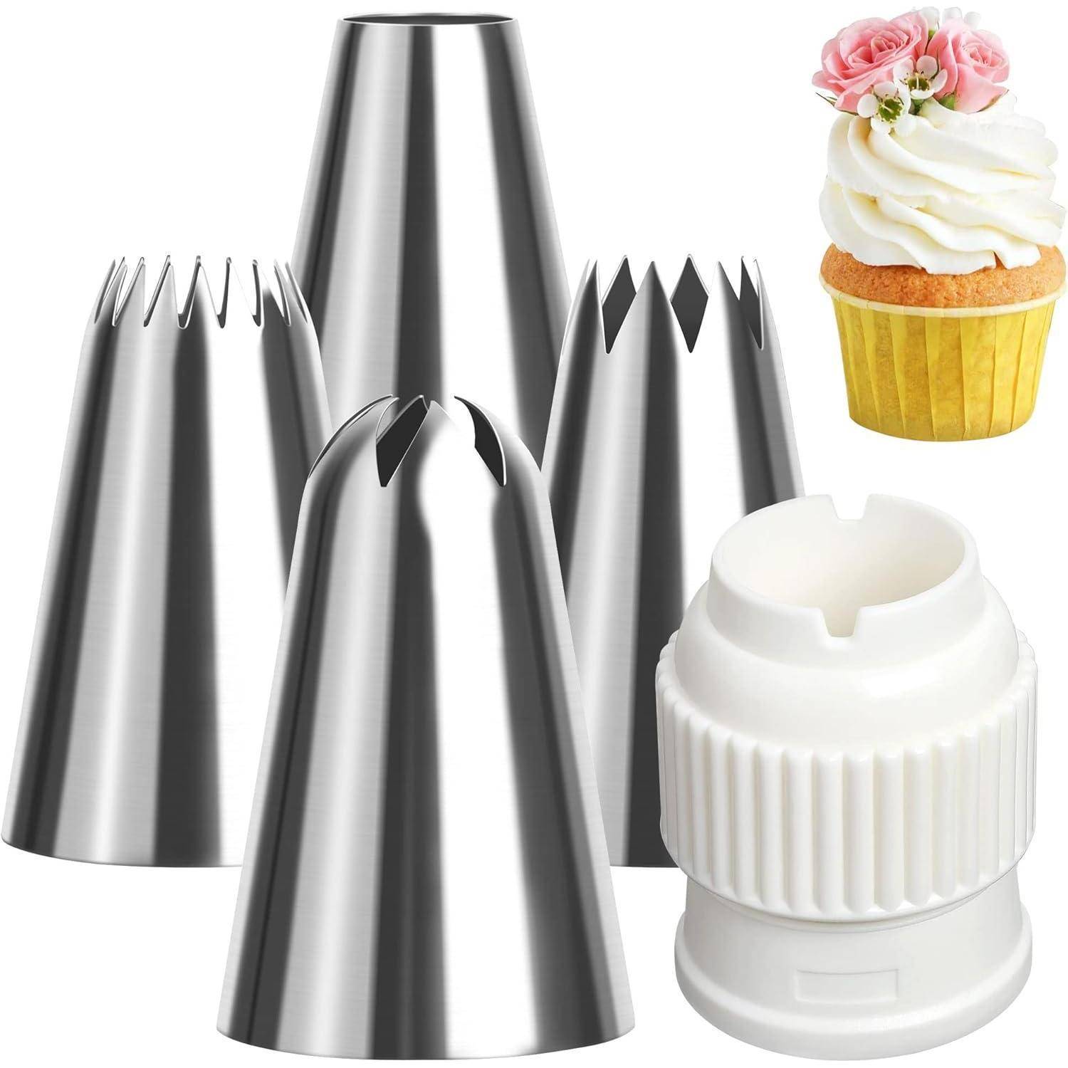 Tortendekoration-Set mit vier Metallspritztüllen, einem Kunststoff-Verbindungsstück und einem Cupcake mit aufgewickelter Zuckerguss-Dekoration und rosa Blumen.