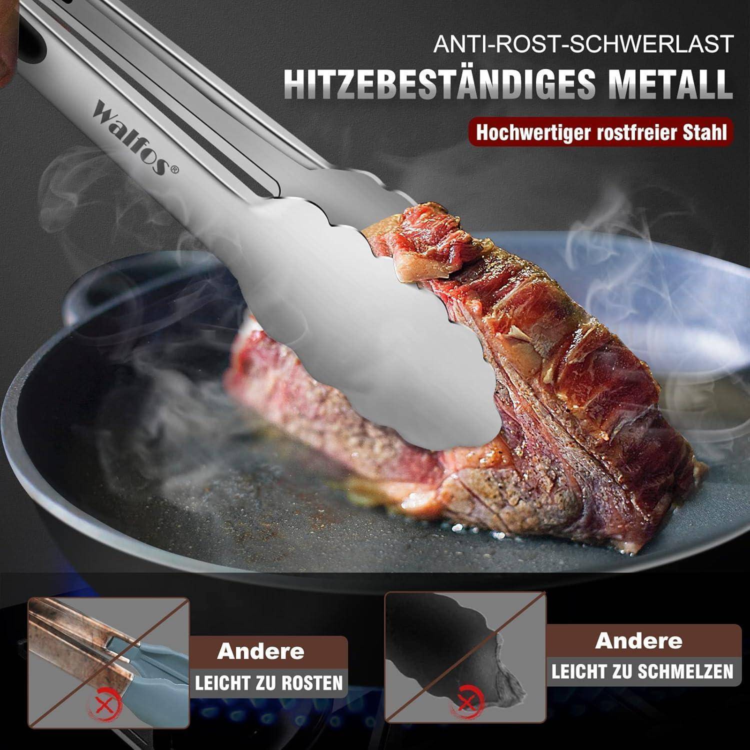 Grillzange hebt ein gegrilltes Steak aus einer Pfanne. Texthervorhebungen zeigen die Merkmale 