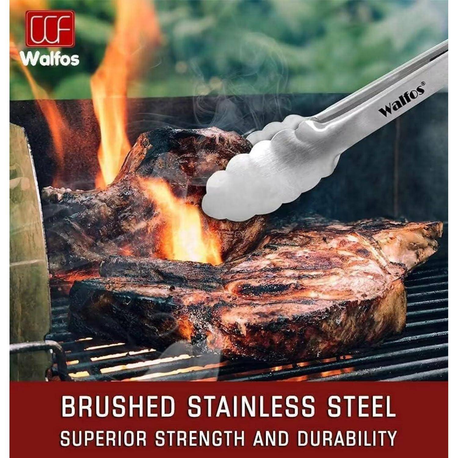 Gegrilltes Steak auf einem Barbecue mit Flammen, gehalten von Edelstahl-Grillzangen. Text lautet: 