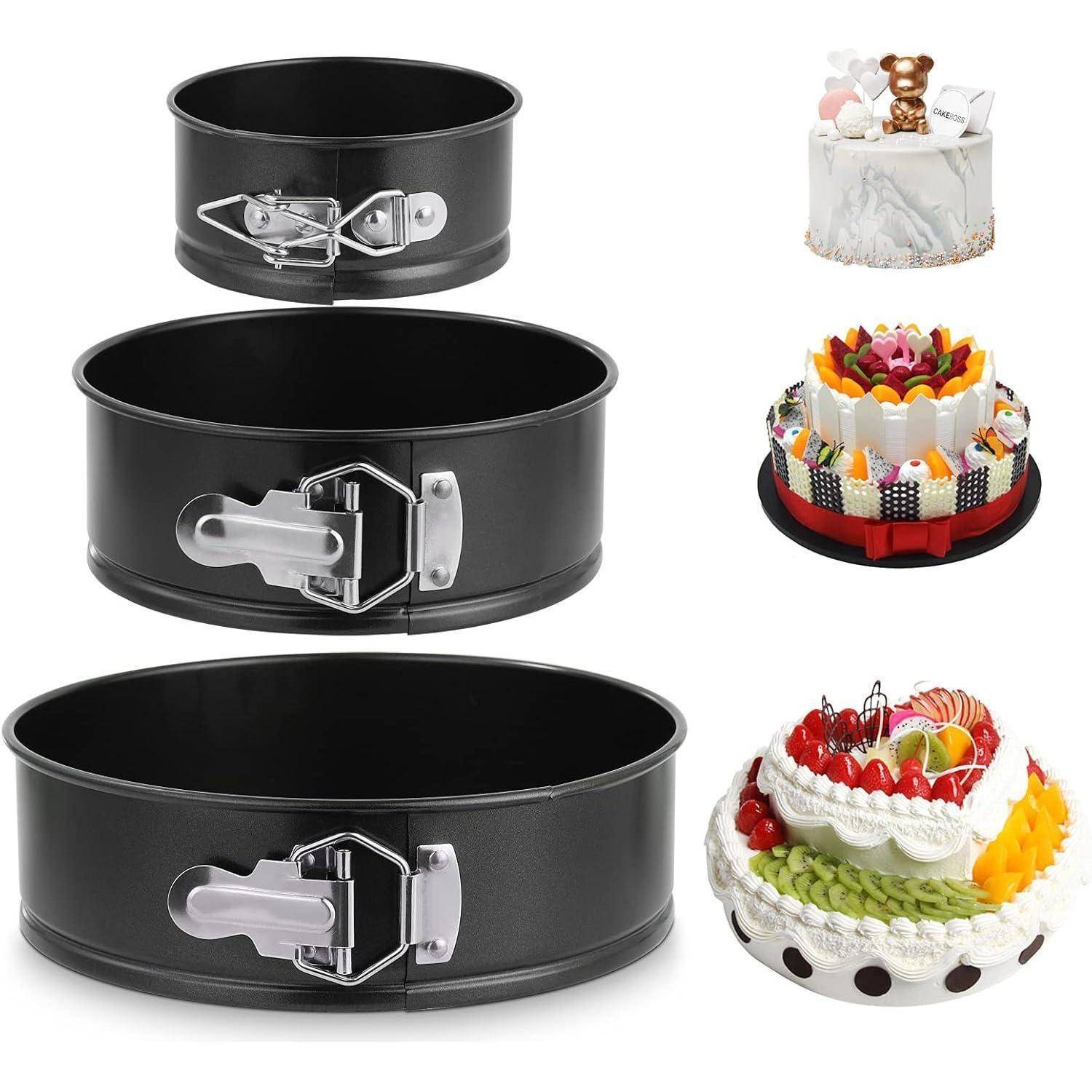 Drei schwarze Springformen in unterschiedlichen Größen, neben drei dekorierten Kuchen mit verschiedenen Belägen und Designs.