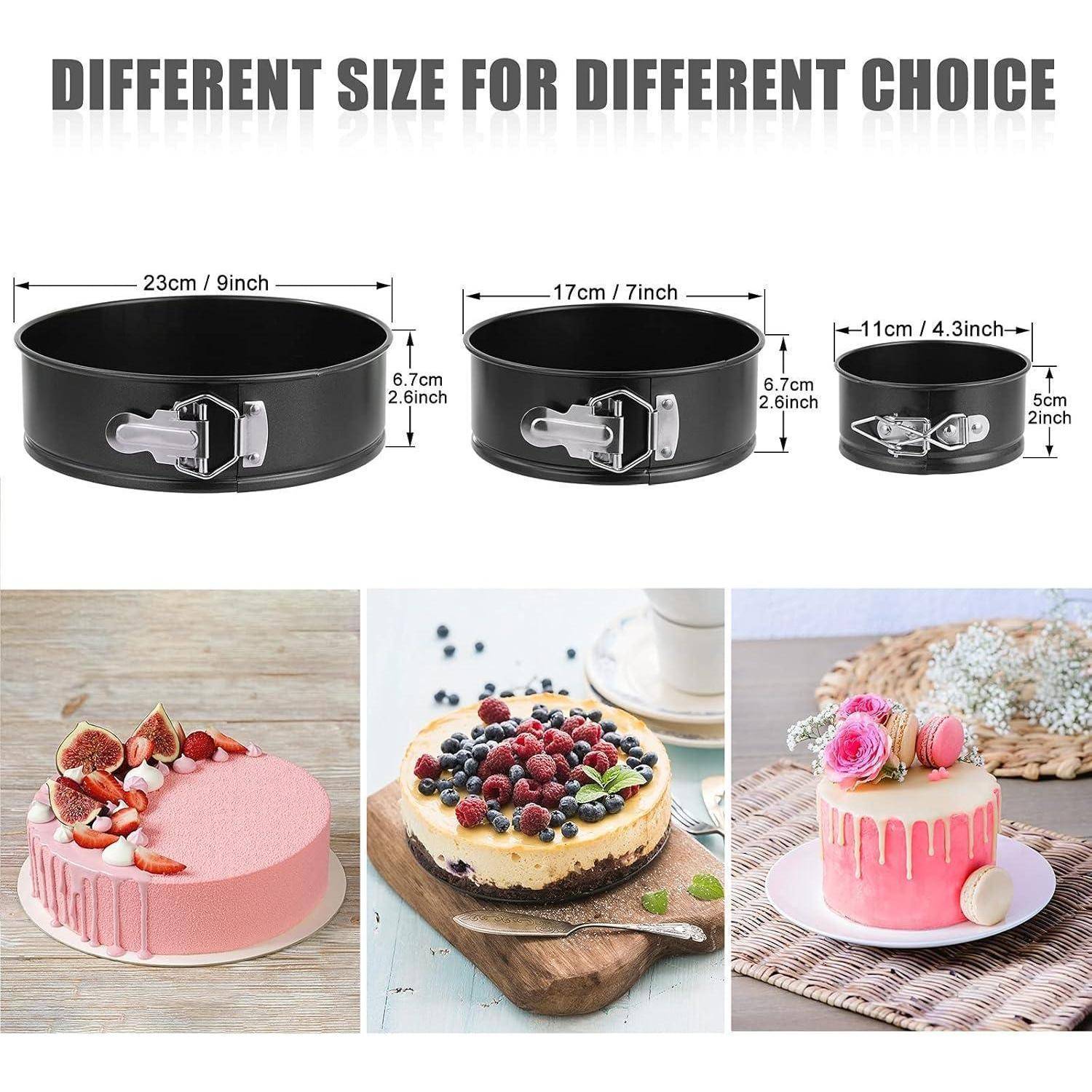 Drei Springformen in verschiedenen Größen mit Verschlüssen, dargestellt neben Kuchen: Erdbeerkuchen, Beerenkäsekuchen und ein rosa Tropfenkuchen.