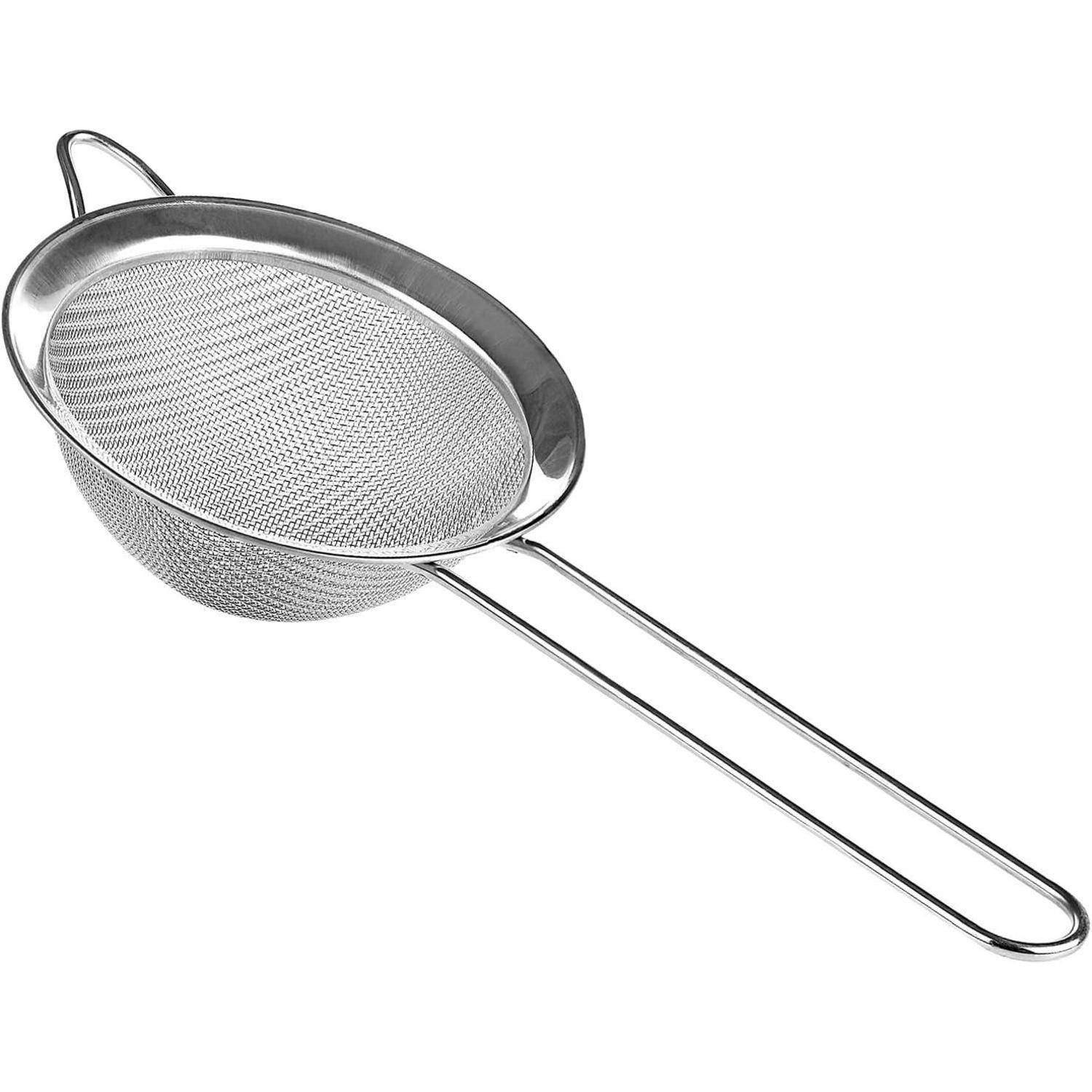 Ein Seiher aus rostfreiem Stahlgewebe mit langem Griff, entwickelt zum Sieben und Verleihen von Küchenzutaten.