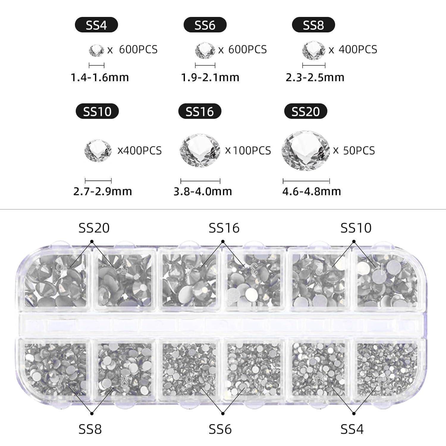 Das Bild zeigt eine Box mit Strasssteinen in Fächern, die von SS4 bis SS20 beschriftet sind. Die Größen reichen von 1,4 bis 6,8 mm, wobei die Mengenangaben zwischen 50 und 600 Stück variieren.