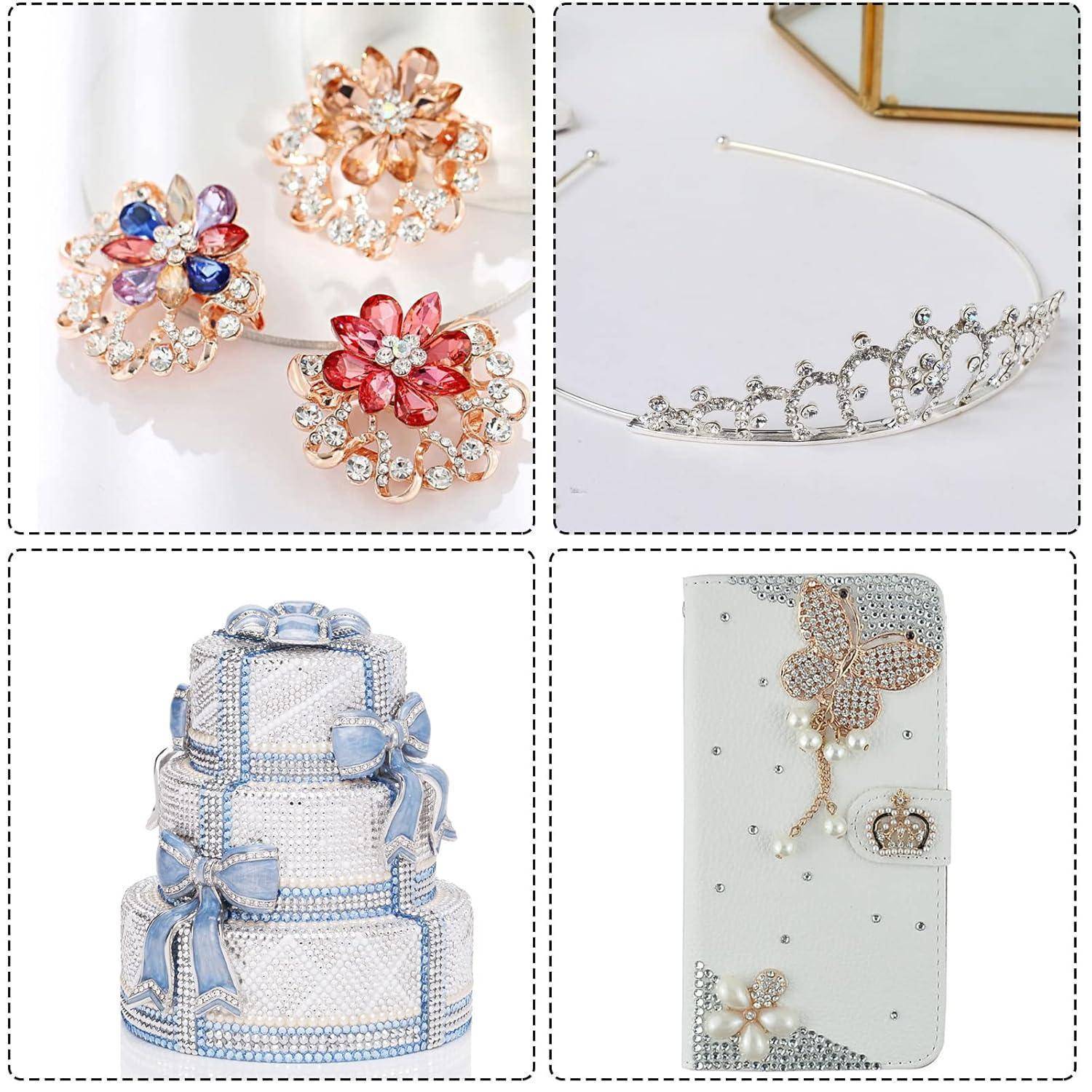 Vier dekorative Gegenstände: blumenförmiger Schmuck mit Edelsteinen, eine silberne Tiara mit verschnörkelten Designs, eine mehrstufige Geschenkbox mit blauen Schleifen und eine mit Juwelen verzierte weiße Handyhülle.