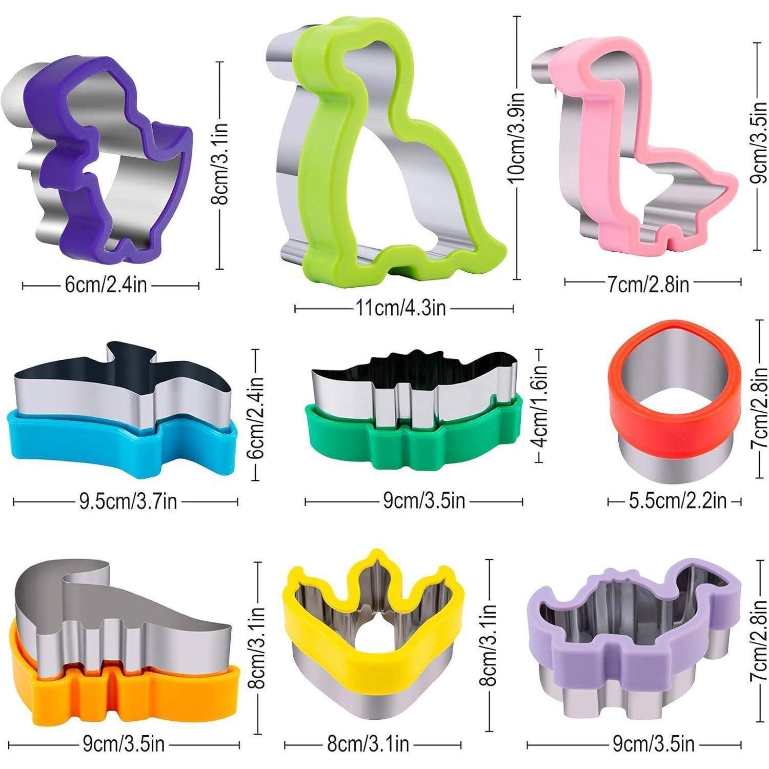 Set von bunten Ausstechförmchen in verschiedenen Formen: Dinosaurier, Pinguin, Wal, Kreis, Welle, Stern, Krone, Breite und Höhe beschriftet.