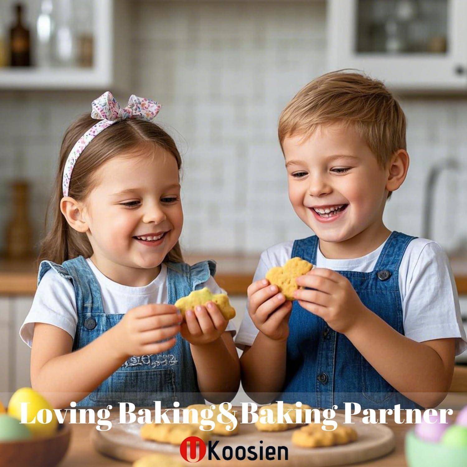 Ein Junge und ein Mädchen, beide lächelnd, halten Kekse in einer Küche. Der Text liest sich „Liebevolles Backen & Back-Partner