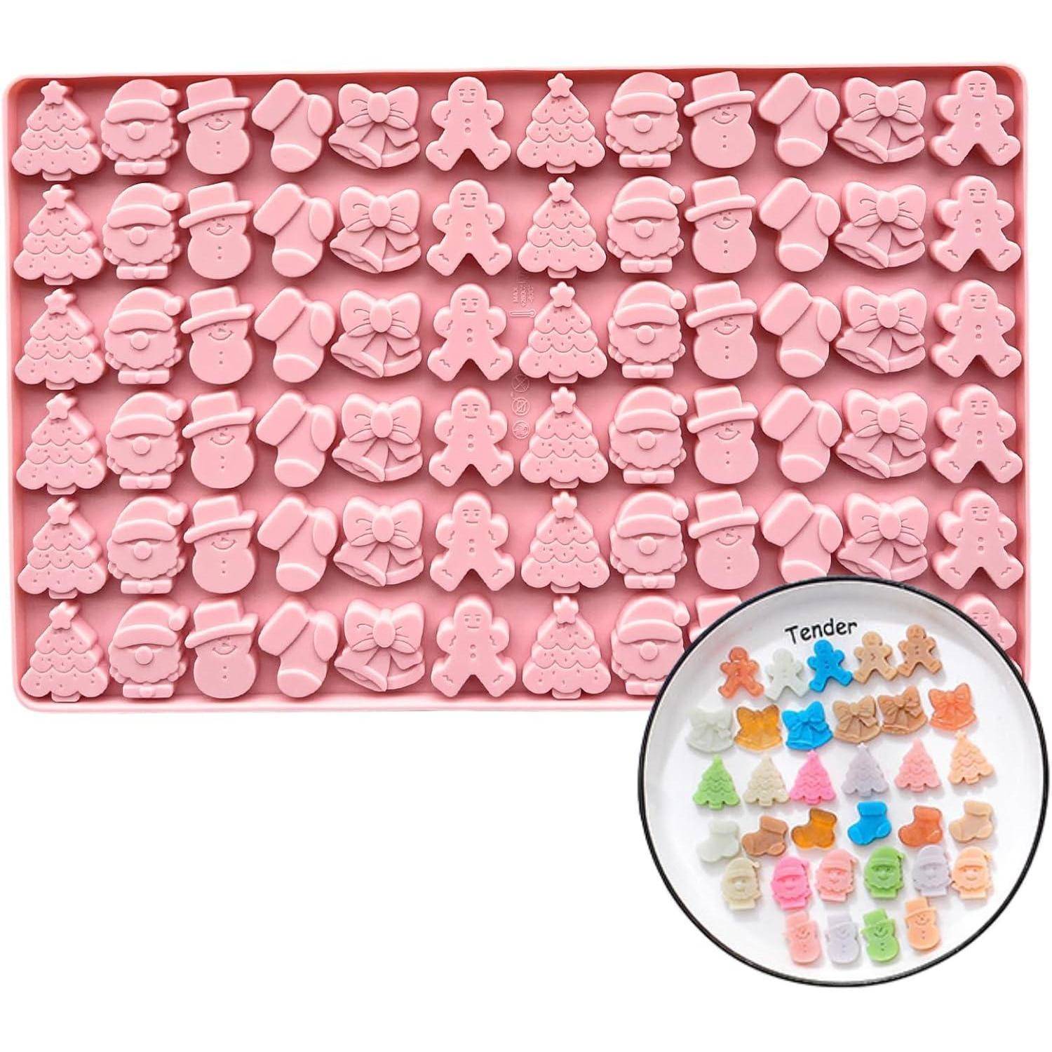Rosa Silikonbackform mit verschiedenen weihnachtlich-thematischen Formen wie Schneemännern, Lebkuchenmännchen, Tannen und Schleifen; Einschub zeigt bunte Süßigkeiten.