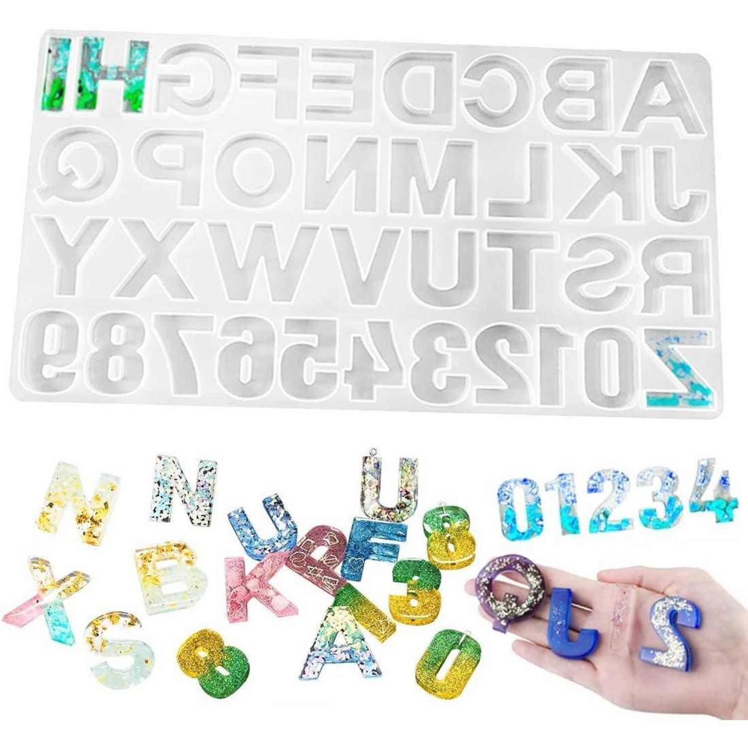 Ein Formtablett mit Alphabet- und Zahlenschablonen, daneben bunt schimmernde Buchstaben und Zahlen aus Harz. Eine Hand hält eine Harz-Ziffer '5'.