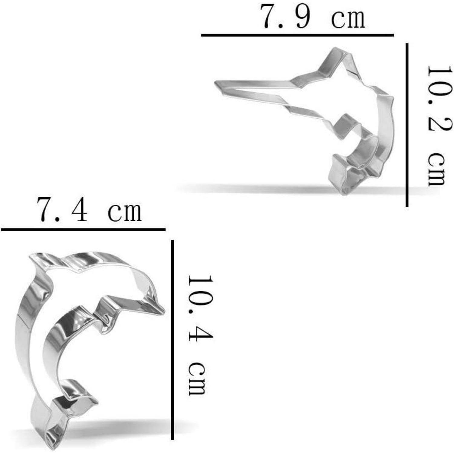 Zwei silberne, delfinartige Keksausstecher mit folgenden Abmessungen: oberer Ausstecher misst 7,9 cm × 10,2 cm; unterer Ausstecher misst 7,4 cm × 10,4 cm.