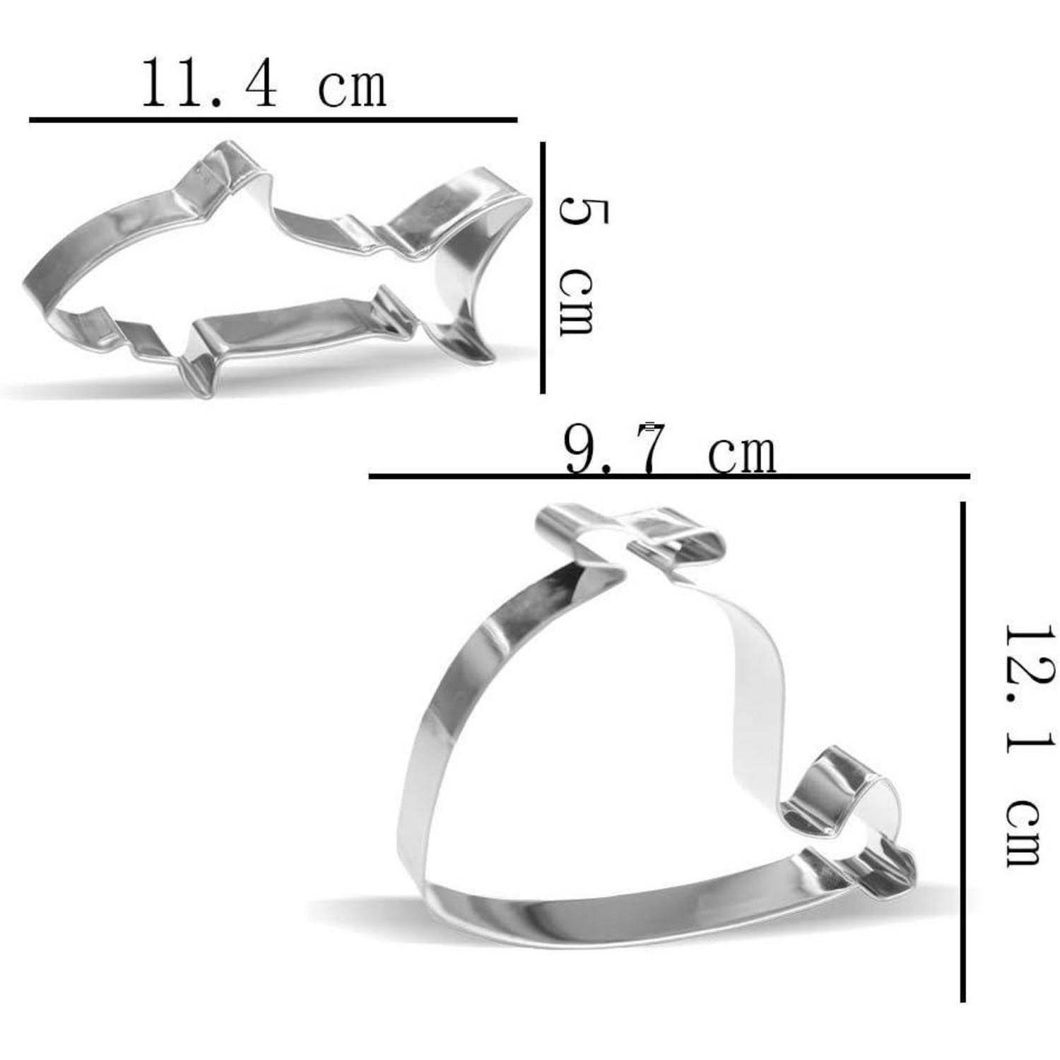 Zwei Metall-Ausstechformen mit Maßangaben. Der obere Ausstecher hat eine stilisierte Dinosaurierform und ist 11,4 cm breit und 5 cm hoch. Der untere Ausstecher ist herzförmig und misst 9,7 cm in der Breite und 12,1 cm in der Höhe.