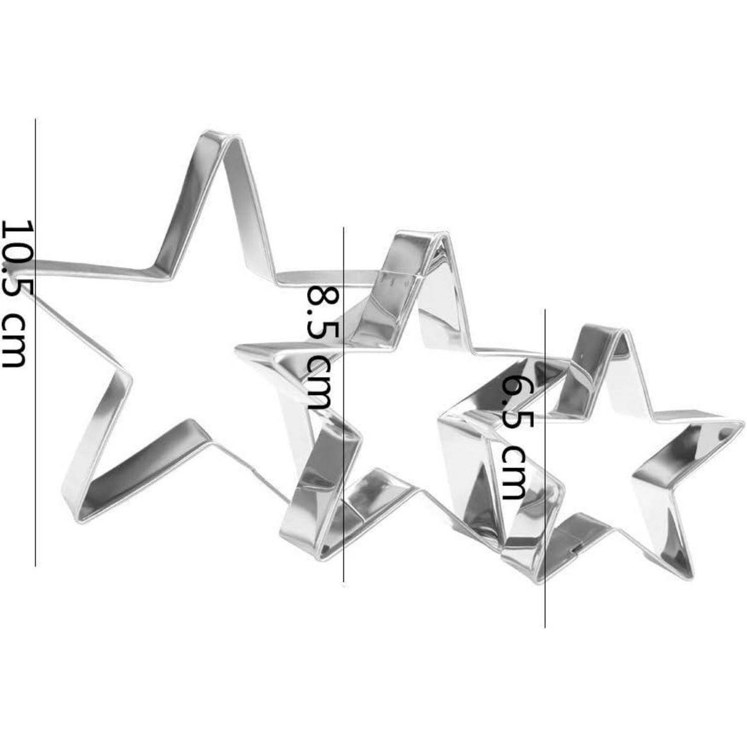 Drei metallische, sternförmige Ausstechformen in verschiedenen Größen, beschriftet mit 10,5 cm, 8,5 cm und 6,5 cm, nebeneinander platziert.