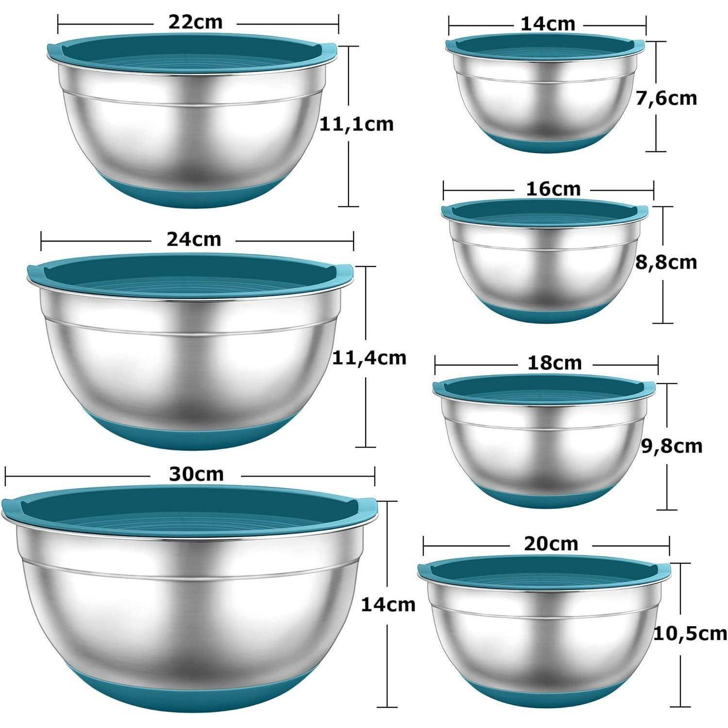 Ein Set aus sechs Edelstahl-Rührschüsseln mit blauen Deckeln, dargestellt mit Größen von 11,1 cm bis 14 cm Höhe.