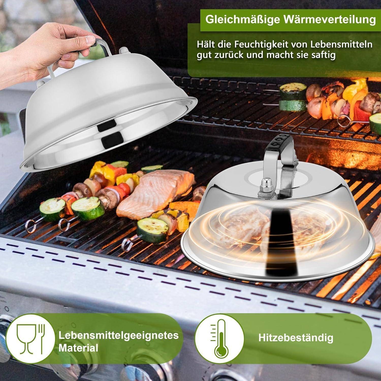 Eine Person platziert eine Metalldome über Essen auf einem Grill. Grüner Text liest sich: 'Gleichmäßige Wärmeverteilung' und weist auf eine gleichmäßige Wärmeverteilung hin.