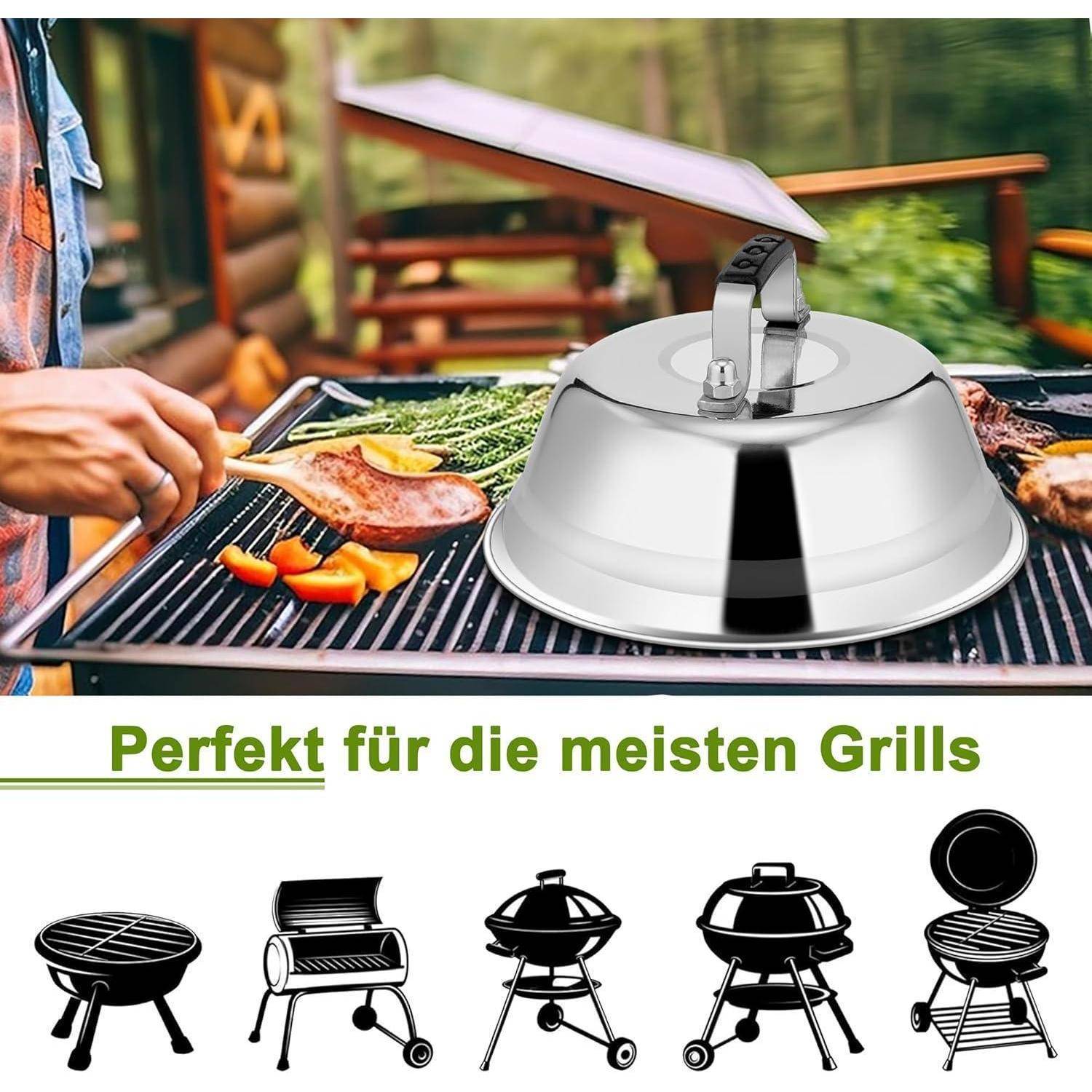 Eine Person grillt Fleisch und Gemüse im Freien. Das Bild zeigt eine Grillabdeckung und enthält Text auf Deutsch: 'Perfekt für die meisten Grills'.