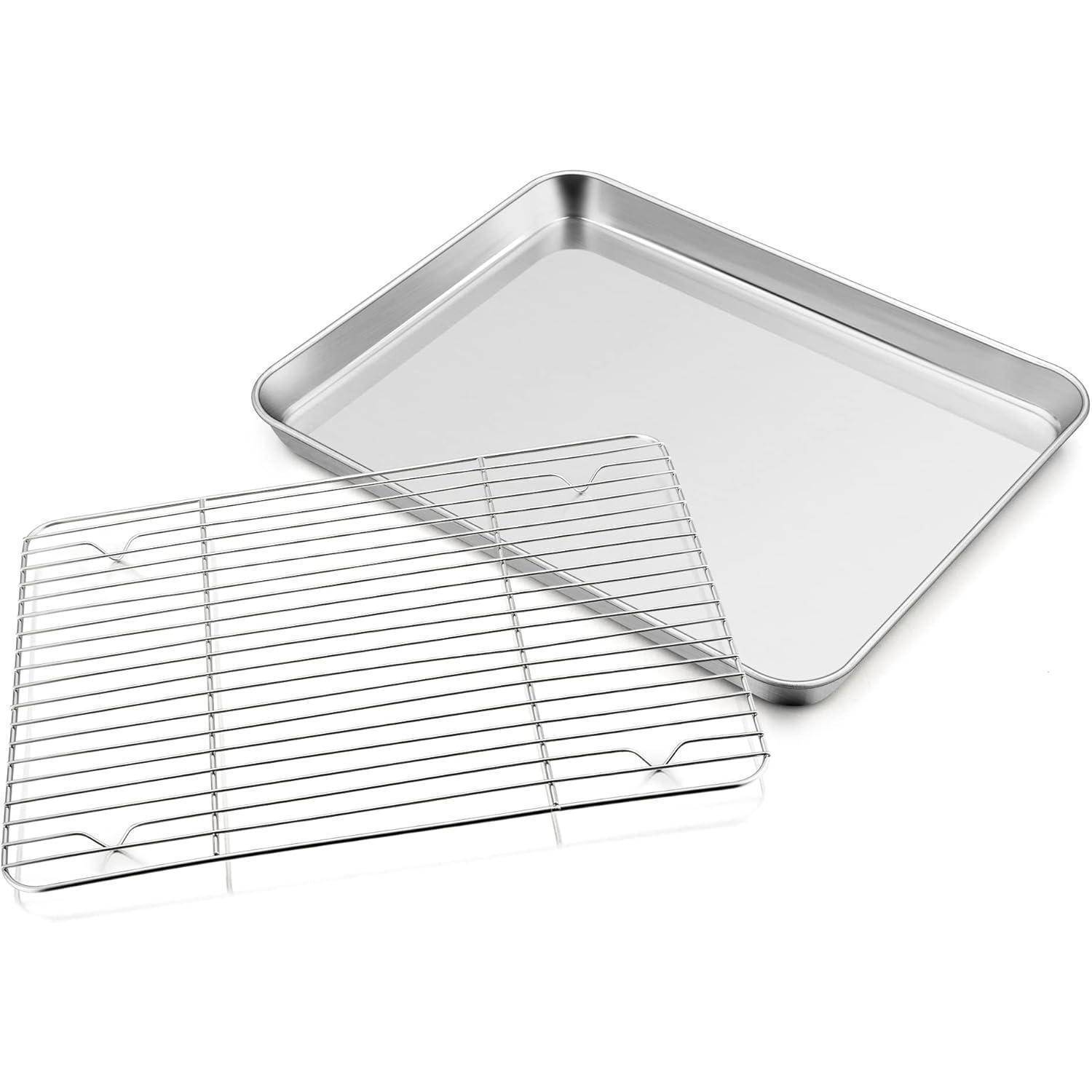 Ein Backblech aus Edelstahl mit einem daneben platzierten Kuchengitter, das zum Backen und Abkühlen von Backwaren verwendet wird.