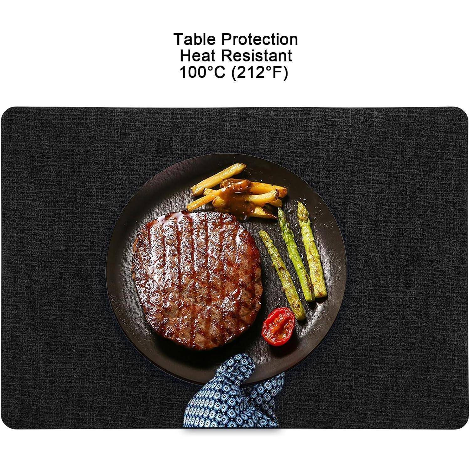 Teller mit gegrilltem Rindfleischpatty, Spargel und Pommes auf einem dunklen Platzdeckchen. Text oben: 