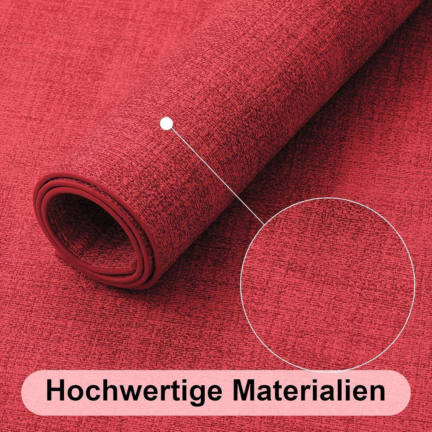 Eine Rolle aus rotem strukturiertem Stoff wird gezeigt, mit dem deutschen Text „Hochwertige Materialien