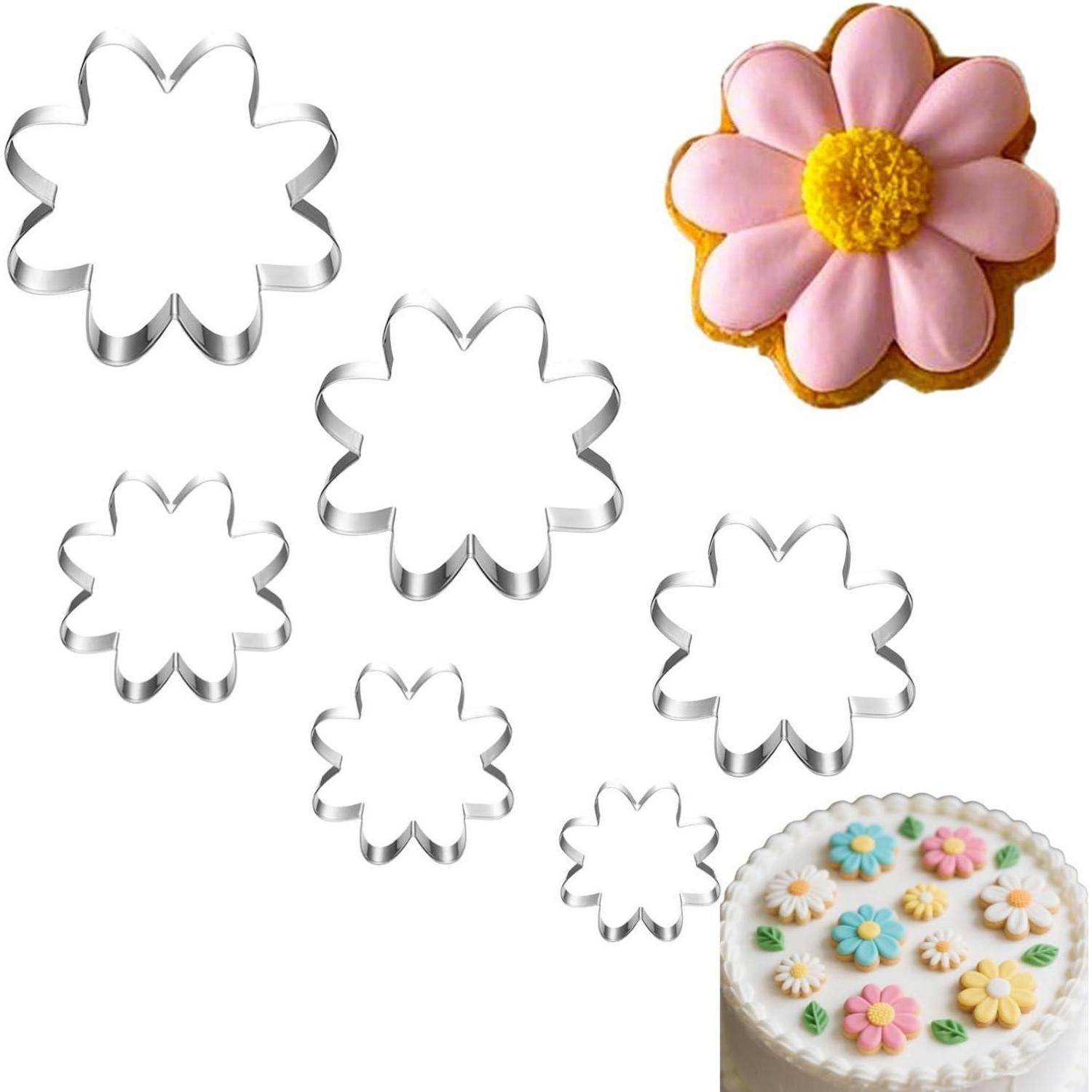 Blumenförmige Ausstechformen in verschiedenen Größen. Oben rechts ist ein rosa Blumenkeks mit gelbem Zentrum zu sehen, unten rechts ein Kuchen, der mit ähnlichen Blumenkeksen dekoriert ist.